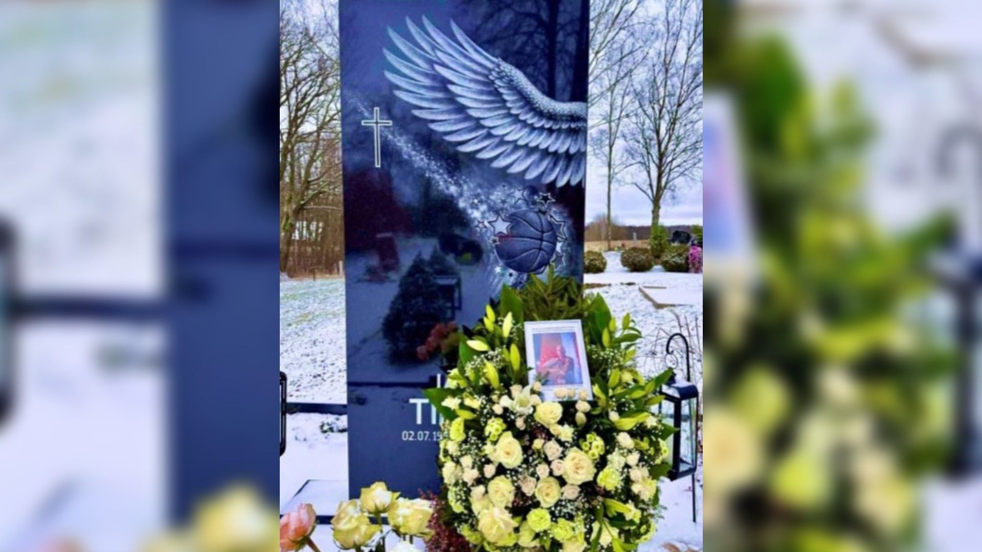 Могила Яниса Тиммы, усыпанная цветами