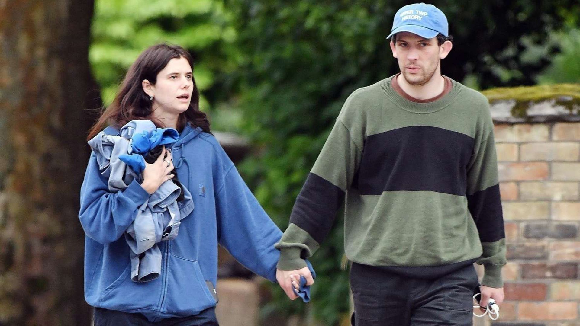 Джош О'Коннор и Элисон Оливер на прогулке держатся за руки