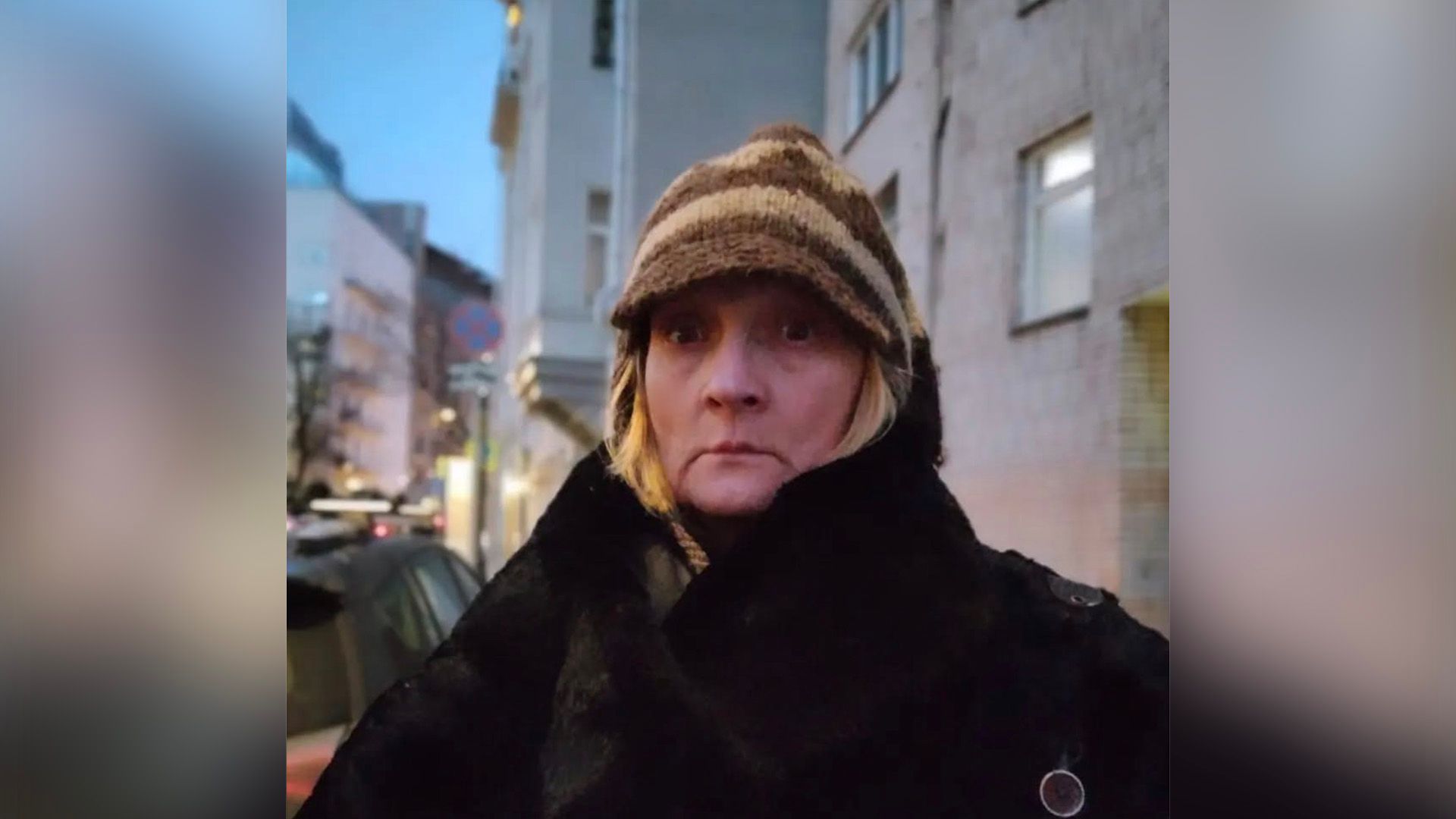 Ксения Качалина в пальто и вязаной шапке с козырьком