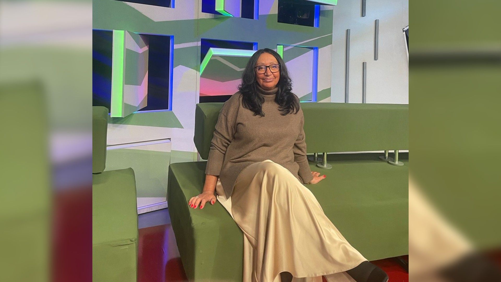 Маргарита Гаврилова в телестудии сидит на диване