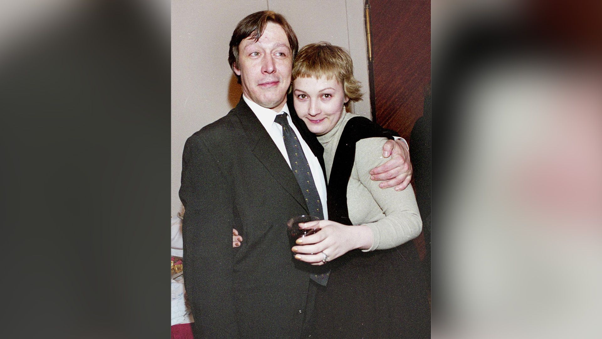 Михаил Ефремов обнимает за плечи Ксению Качалину, держащую в руке стакан