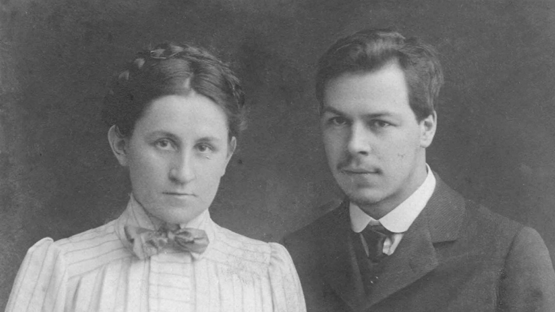 Николай Вавилов в пиджаке и Екатерина Сахарова в белом платье