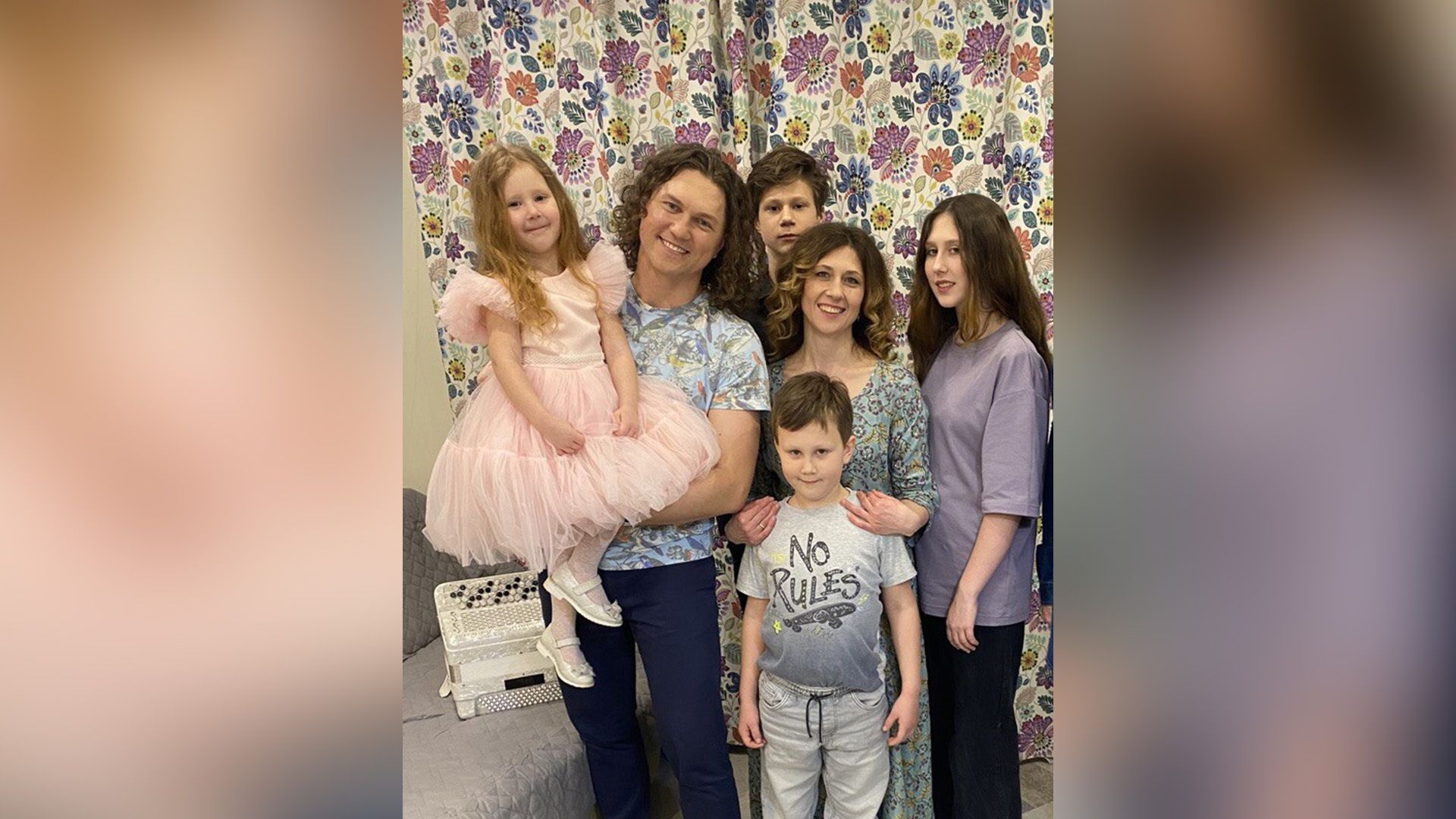 Александр Бардин с женой и детьми