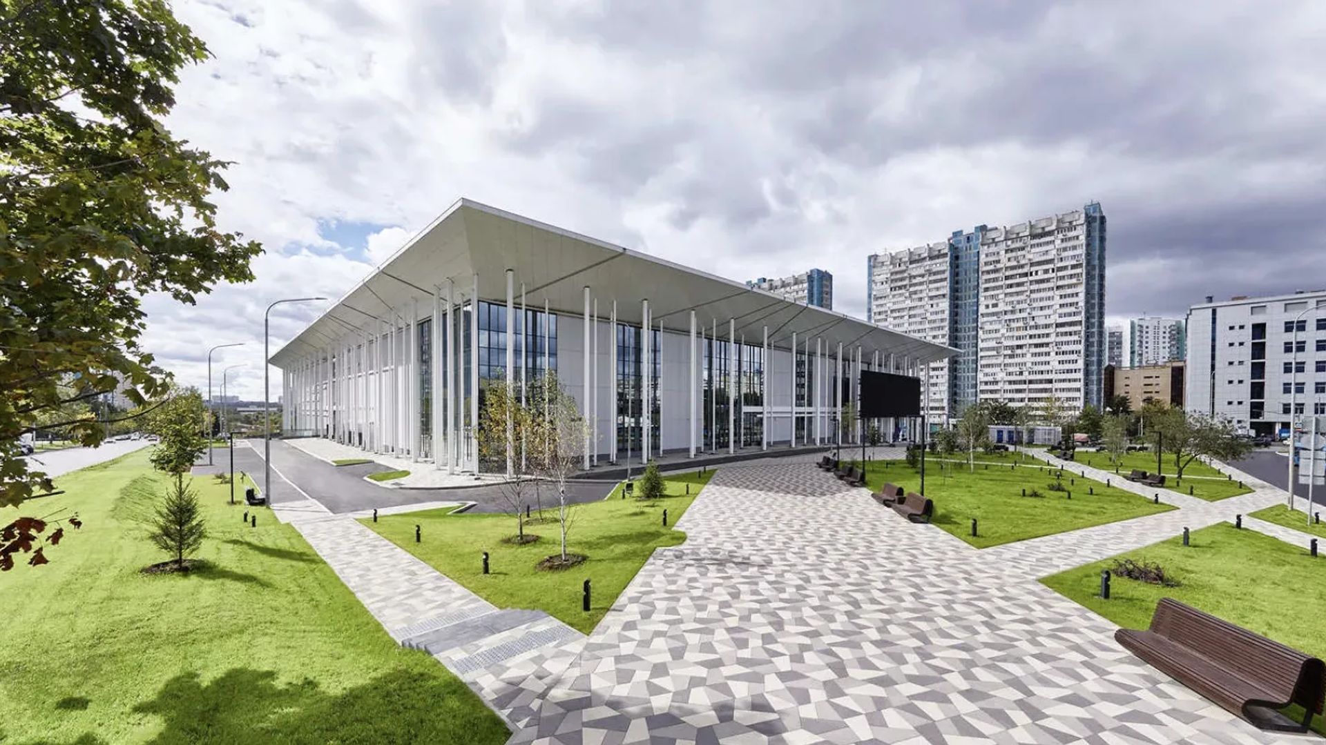 Футуристичное здание в центре города