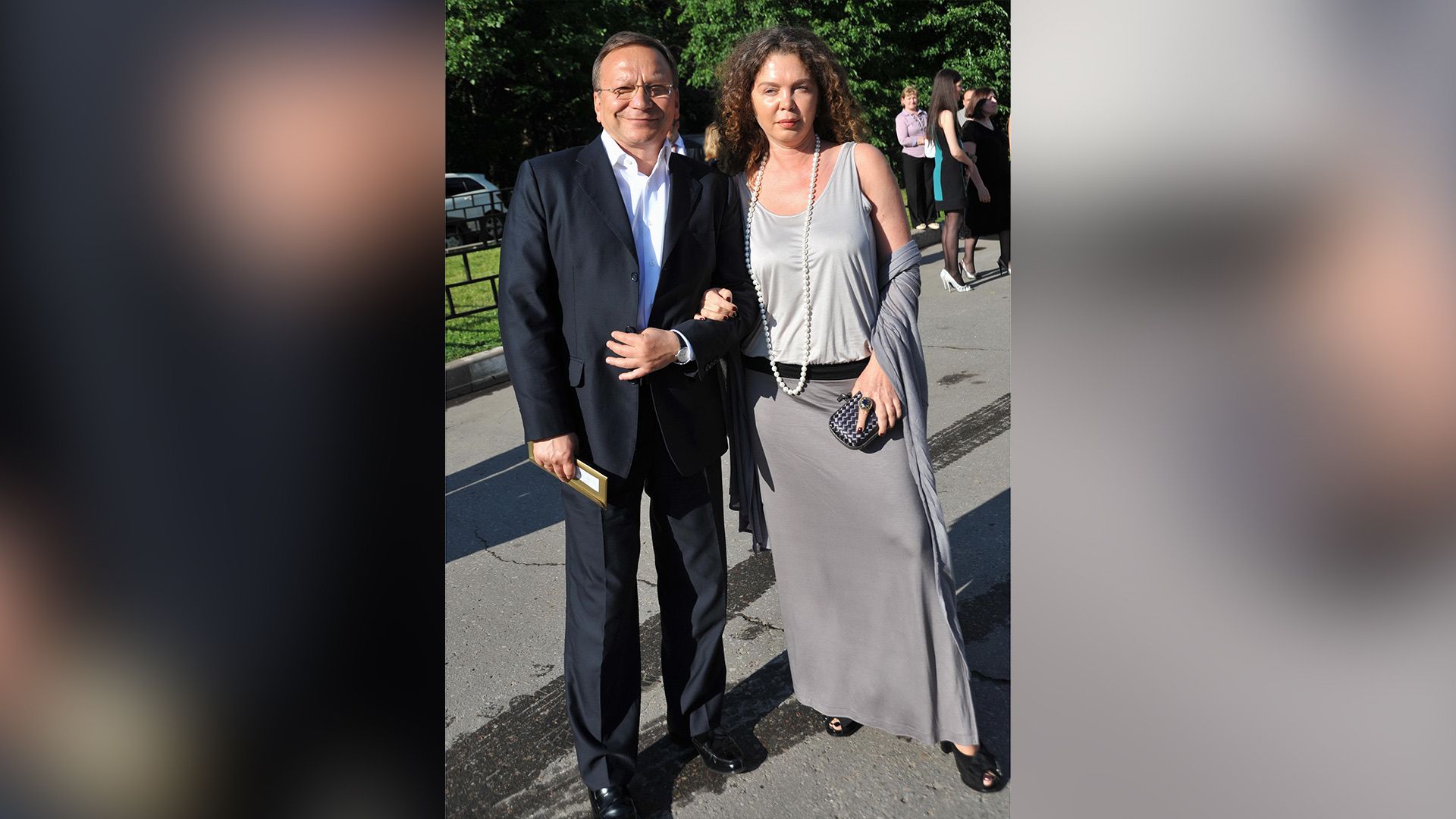 Игорь Угольников и его жена Алла Угольникова в длинном сером платье