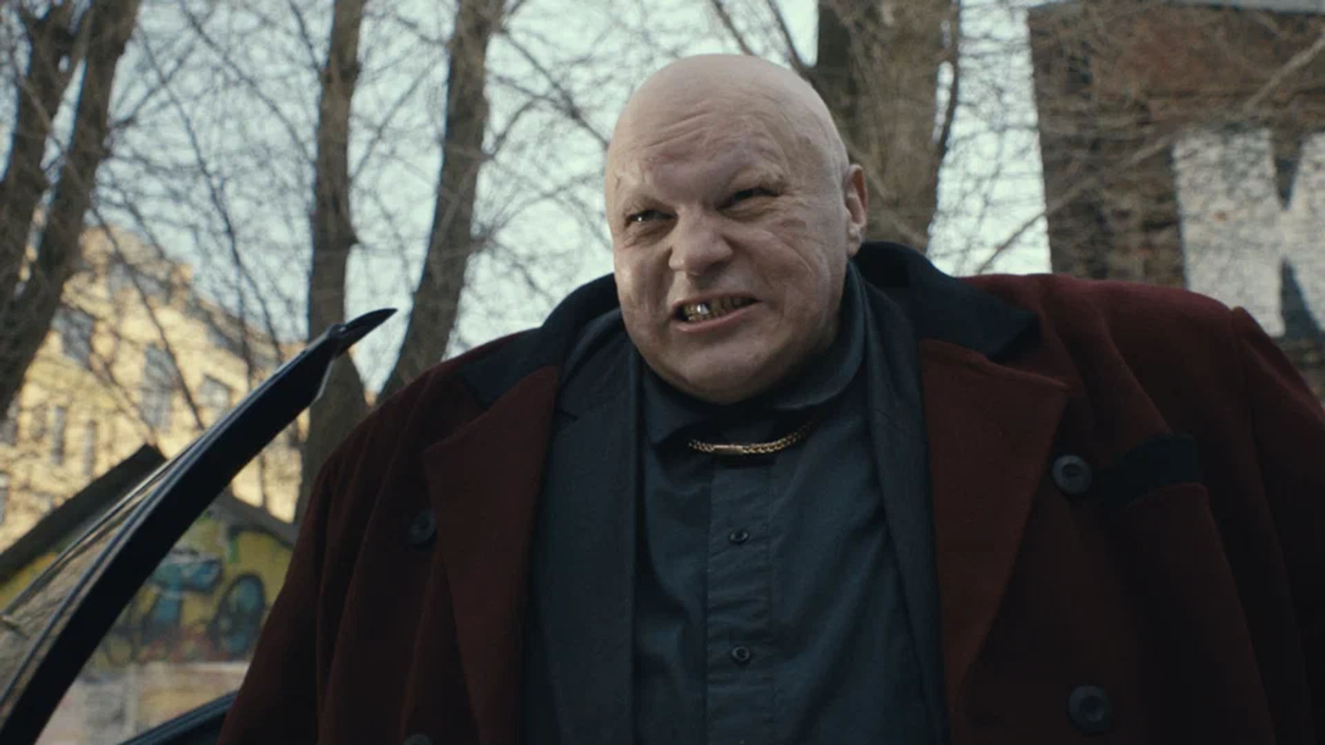 Стас Барецкий со злым выражением лица стоит