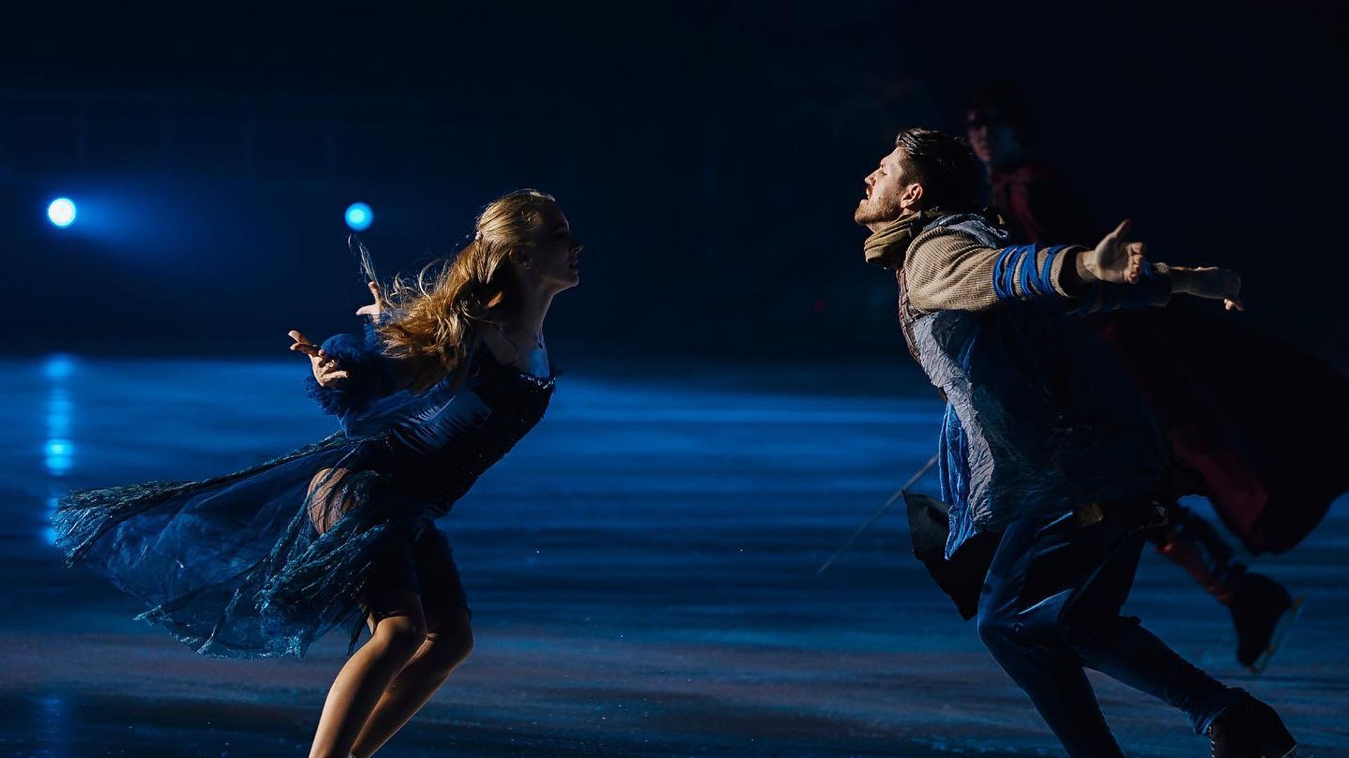 Александра Степанова и Иван Букин на льду, танцуют друг напротив друга