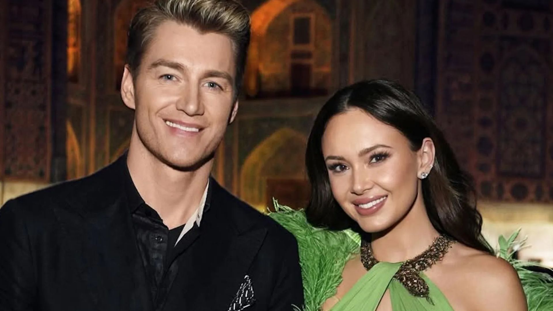 Алексей Воробьёв в чёрной рубашке и Аида Гарифуллина в зелёном платье