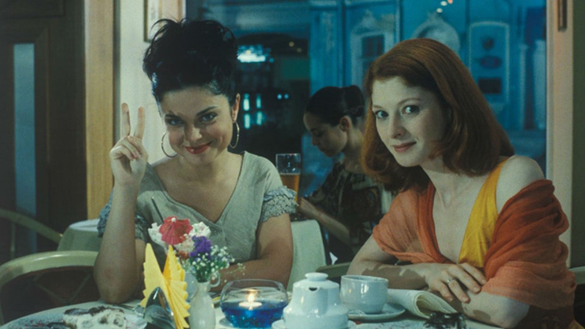 Амалия Мордвинова и Наташа Королёва сидят за столиком в кафе