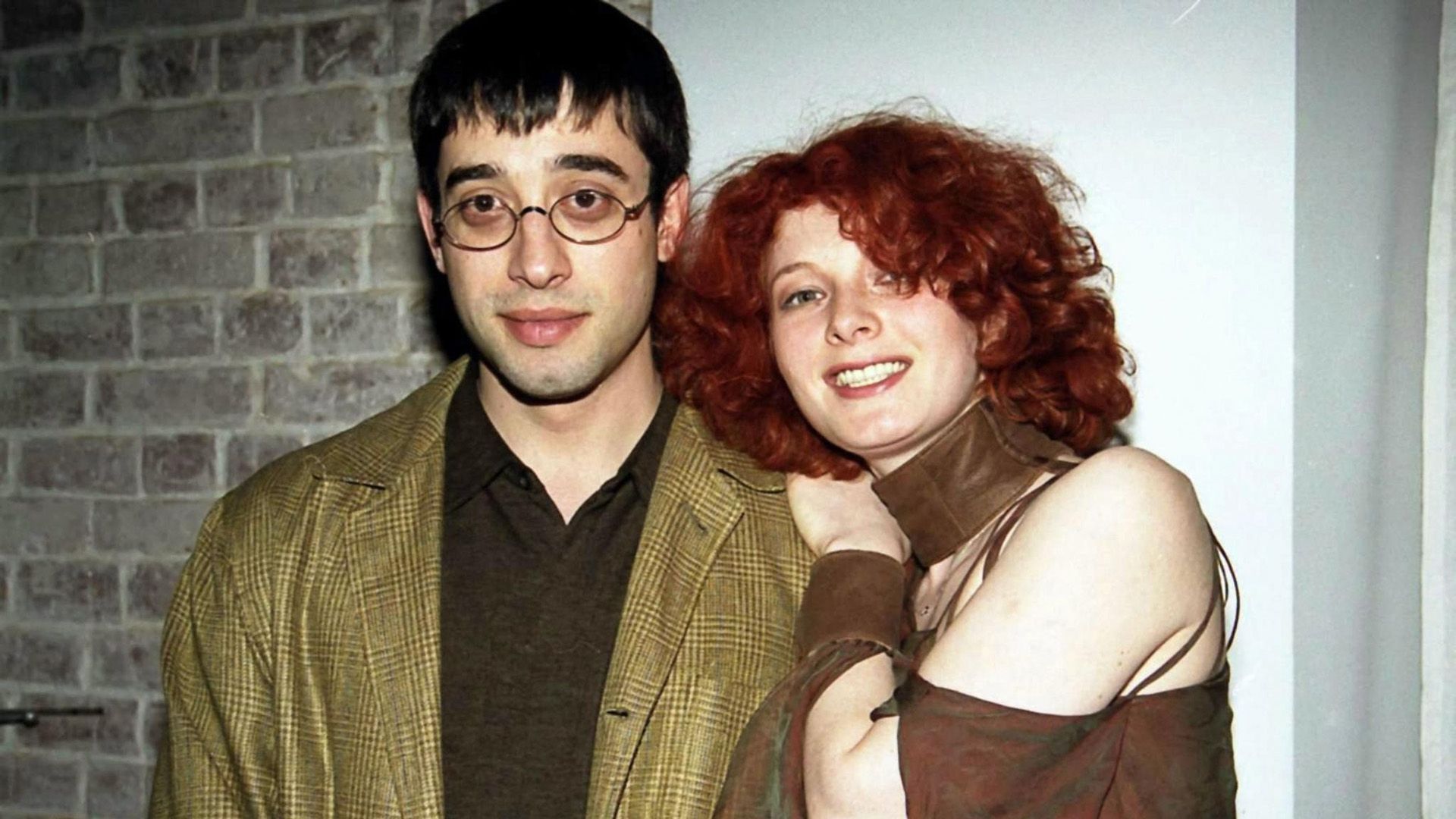 Амалия Мордвинова широко улыбается и опирается на плечо Александра Гольданского