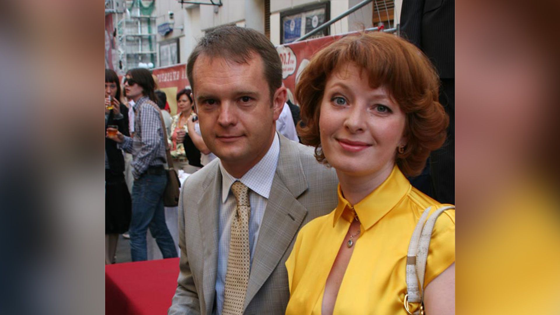 Амалия Мордвинова в жёлтой блузке и Вадим Беляев в сером пиджаке