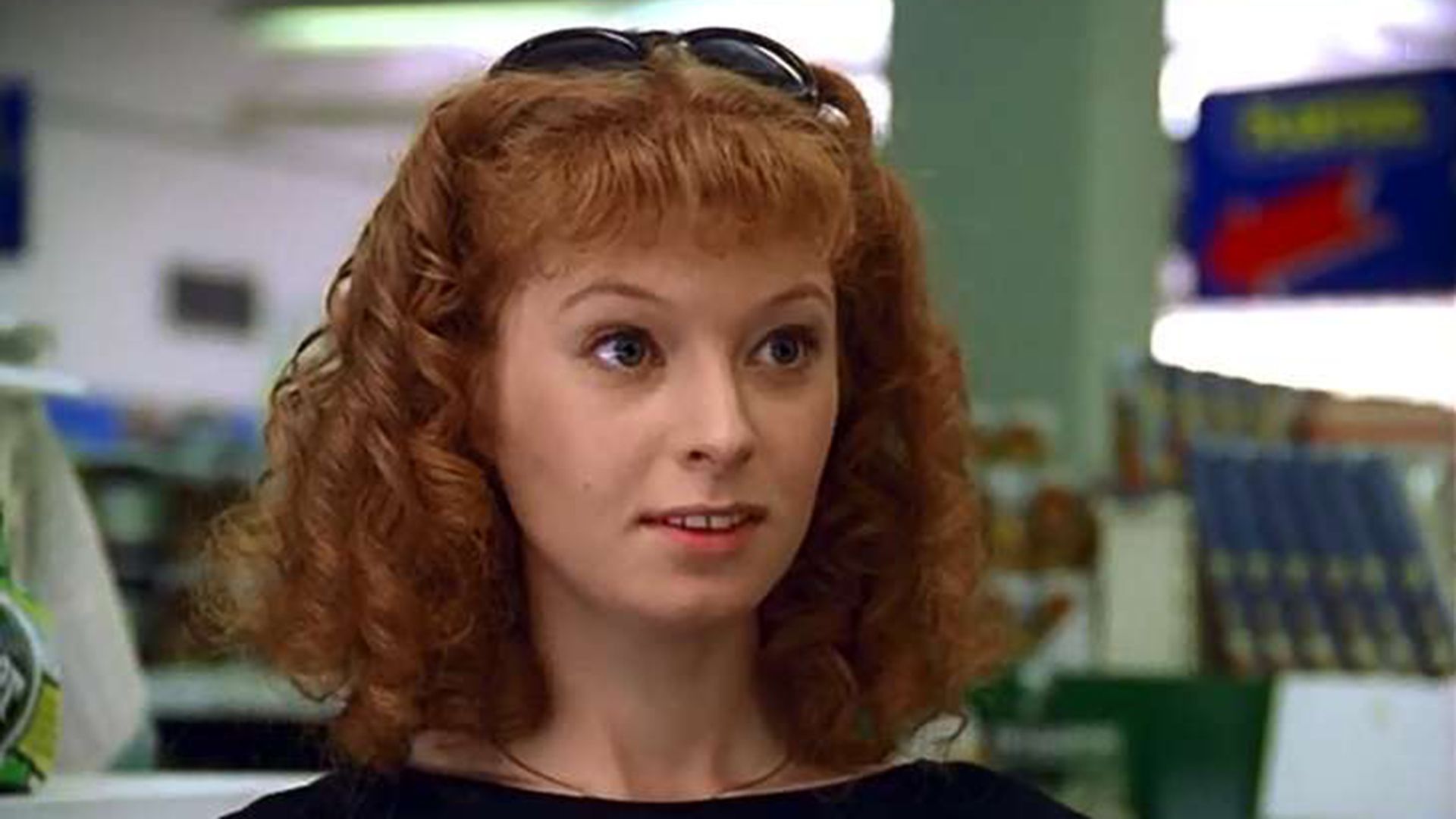 Амалия Мордвинова с тёмными очками на голове