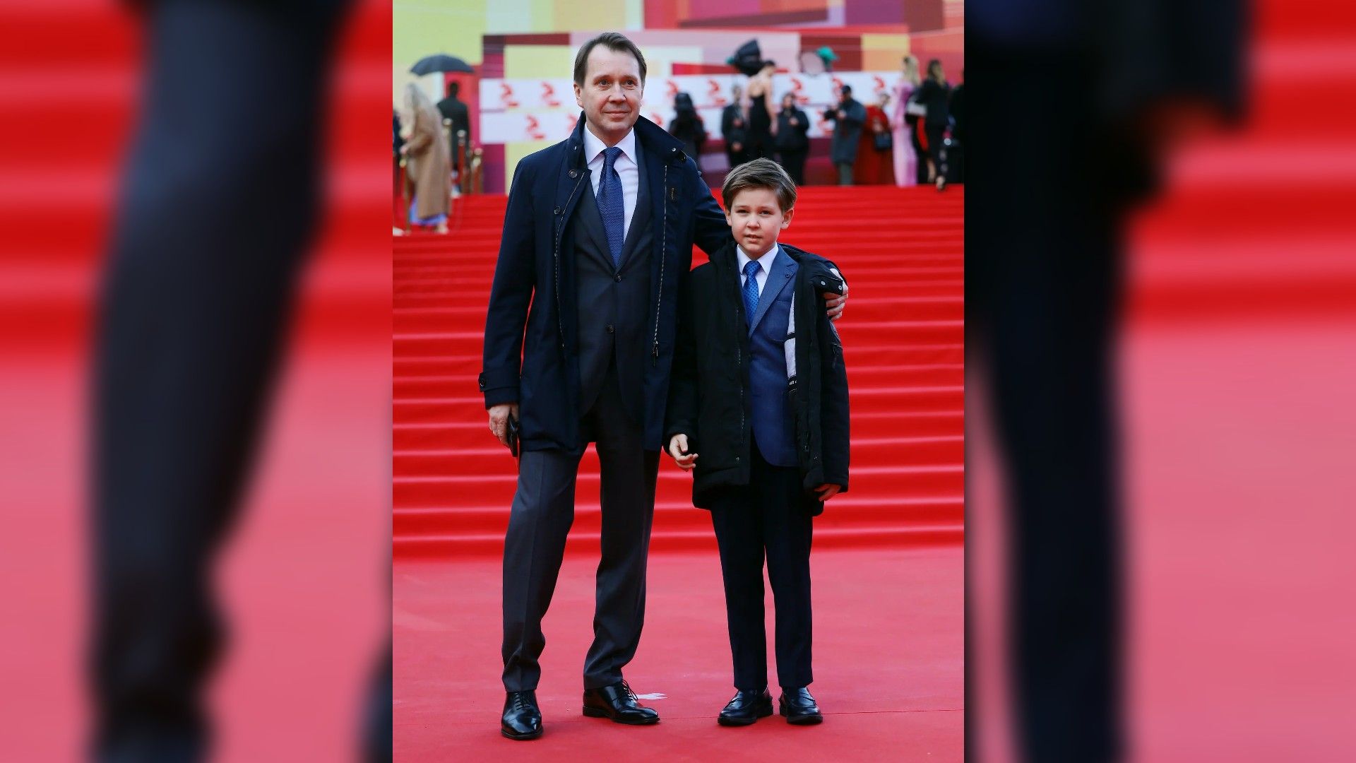 Евгений Миронов и его сын Петя позируют на красной дорожке в полный рост