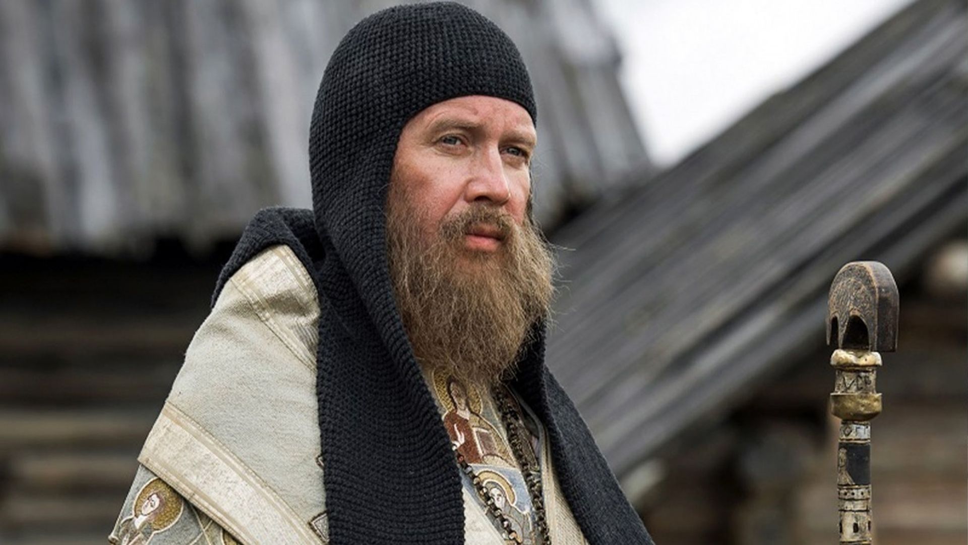 Евгений Миронов в одежде русского средневекового священника