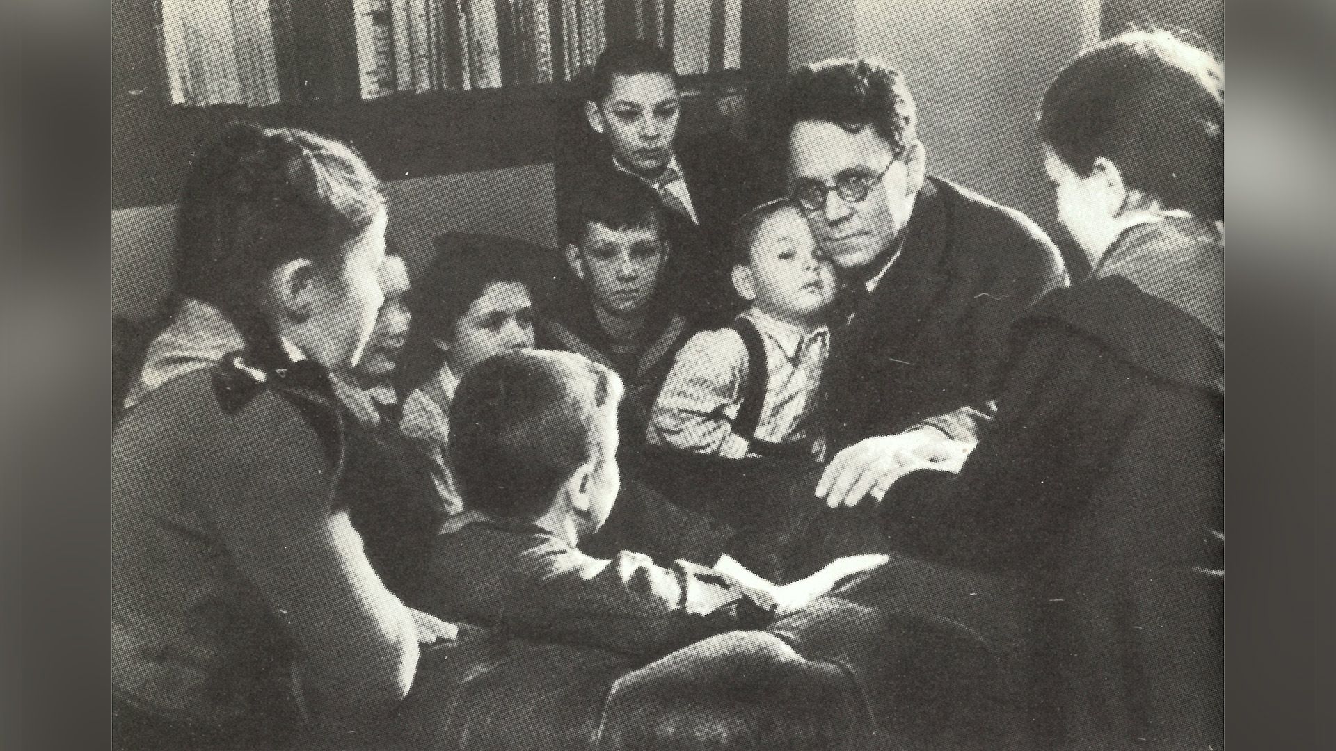 Самуил Маршак в окружении детей