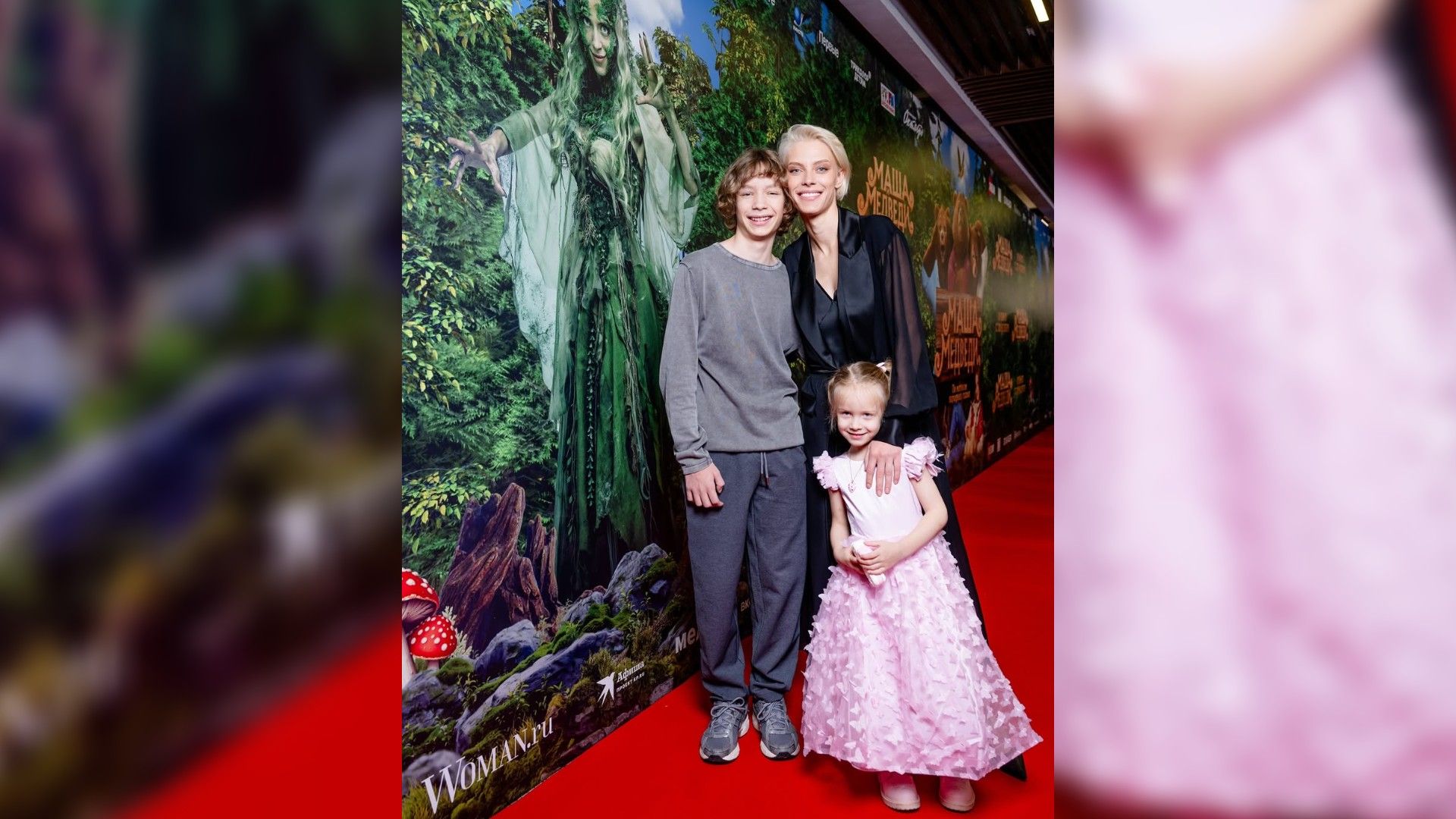 Снежана Самохина обнимает своих детей на красной дорожке