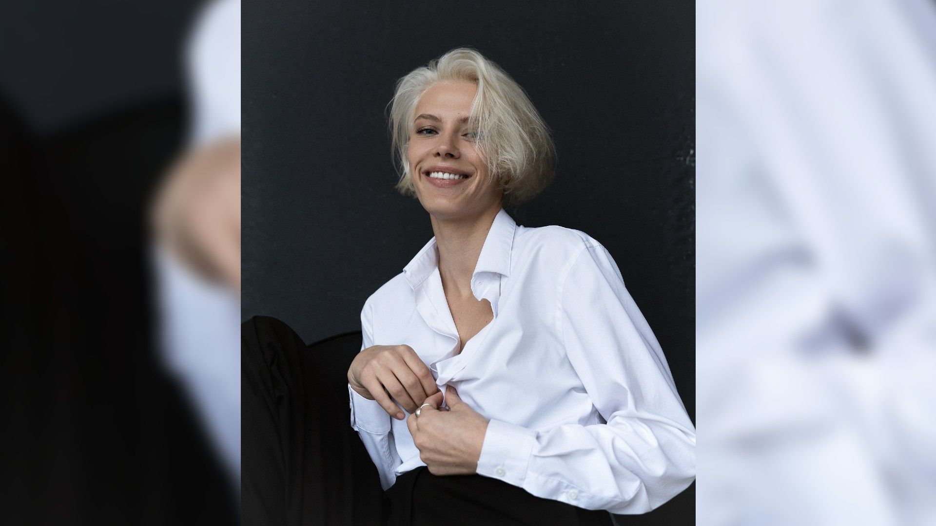 Снежана Самохина в белой блузке улыбается