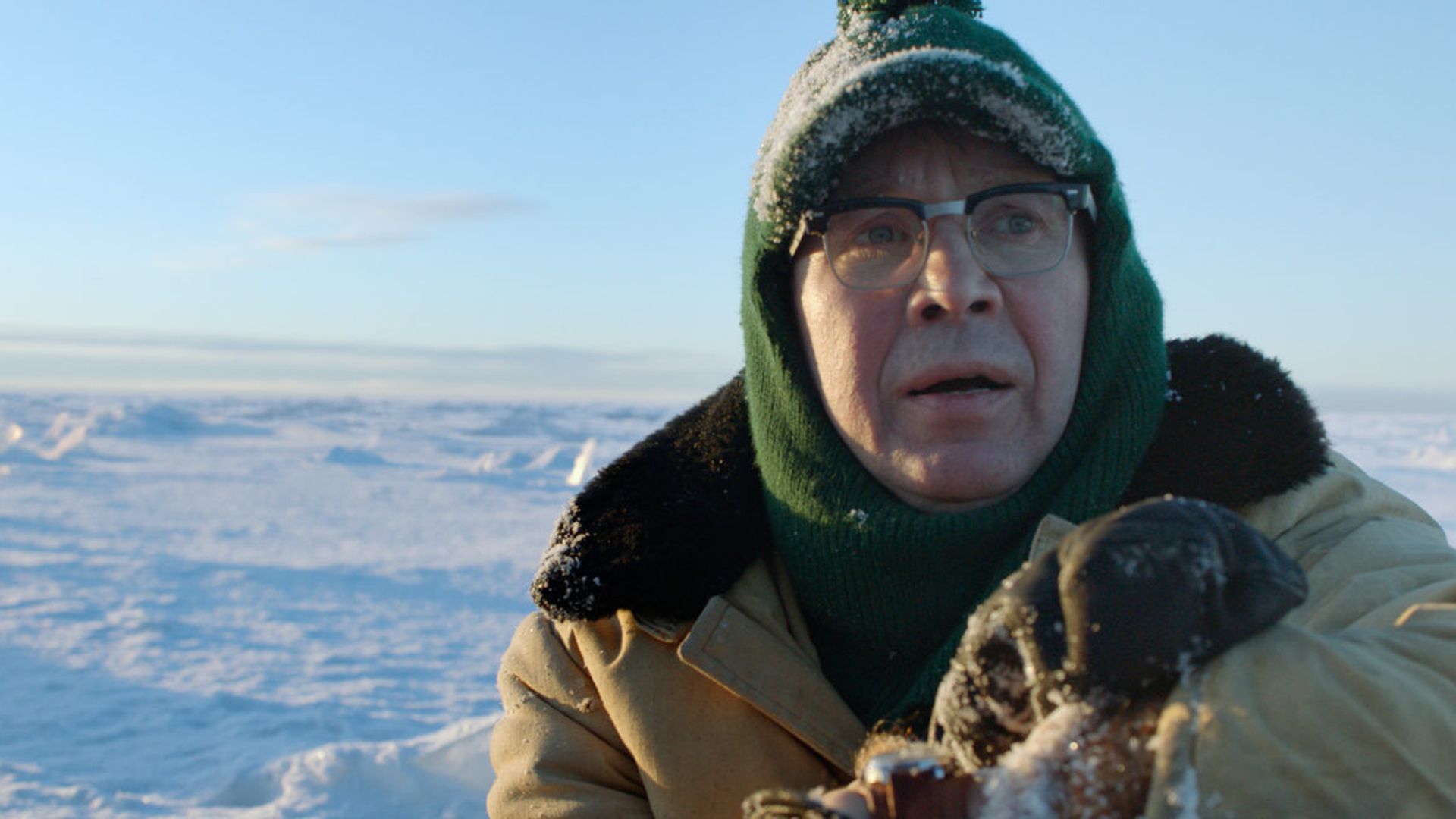 Евгений Миронов в теплых одеждах на фоне льдов