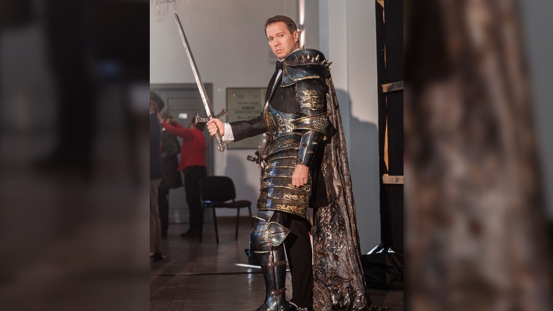 Евгений Миронов в доспехах с мечом позирует перед камерой