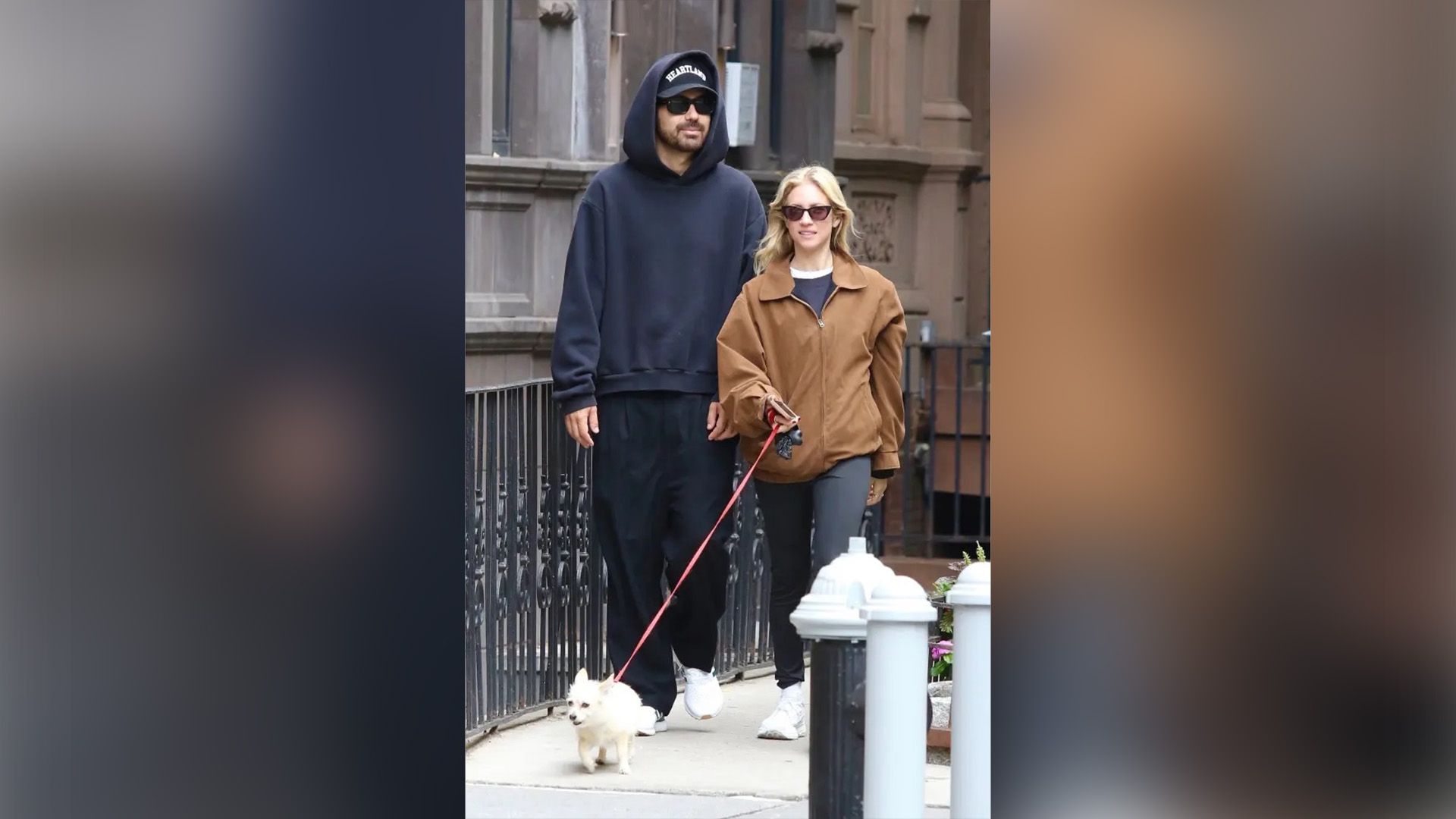 Бриттани Сноу и Хантер Морено на прогулке с собакой