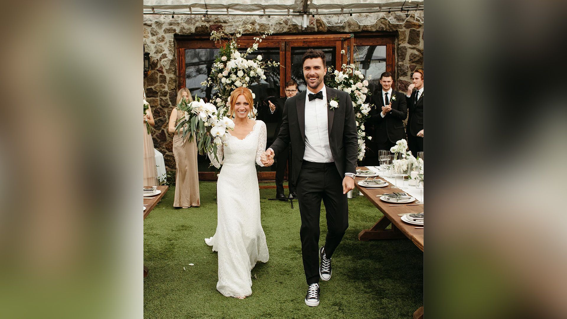 Бриттани Сноу и Тайлер Стэнленд в свадебных нарядах на украшенной лужайке перед домом