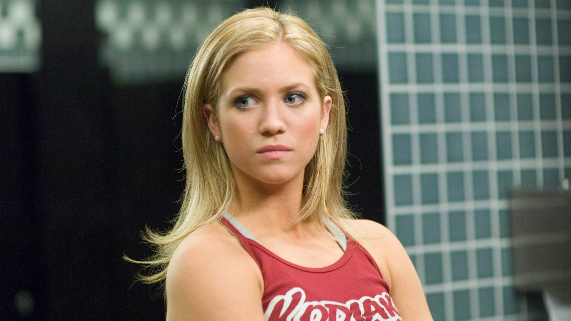 Бриттани Сноу в красной майке серьёзно смотрит в сторону