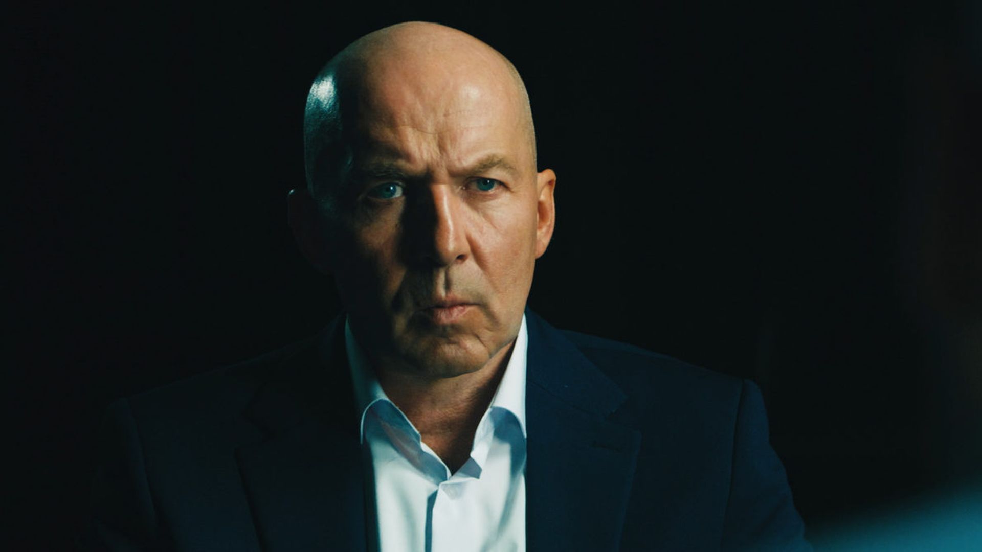 Кирилл Полухин, лицо крупным планом, тёмный фон