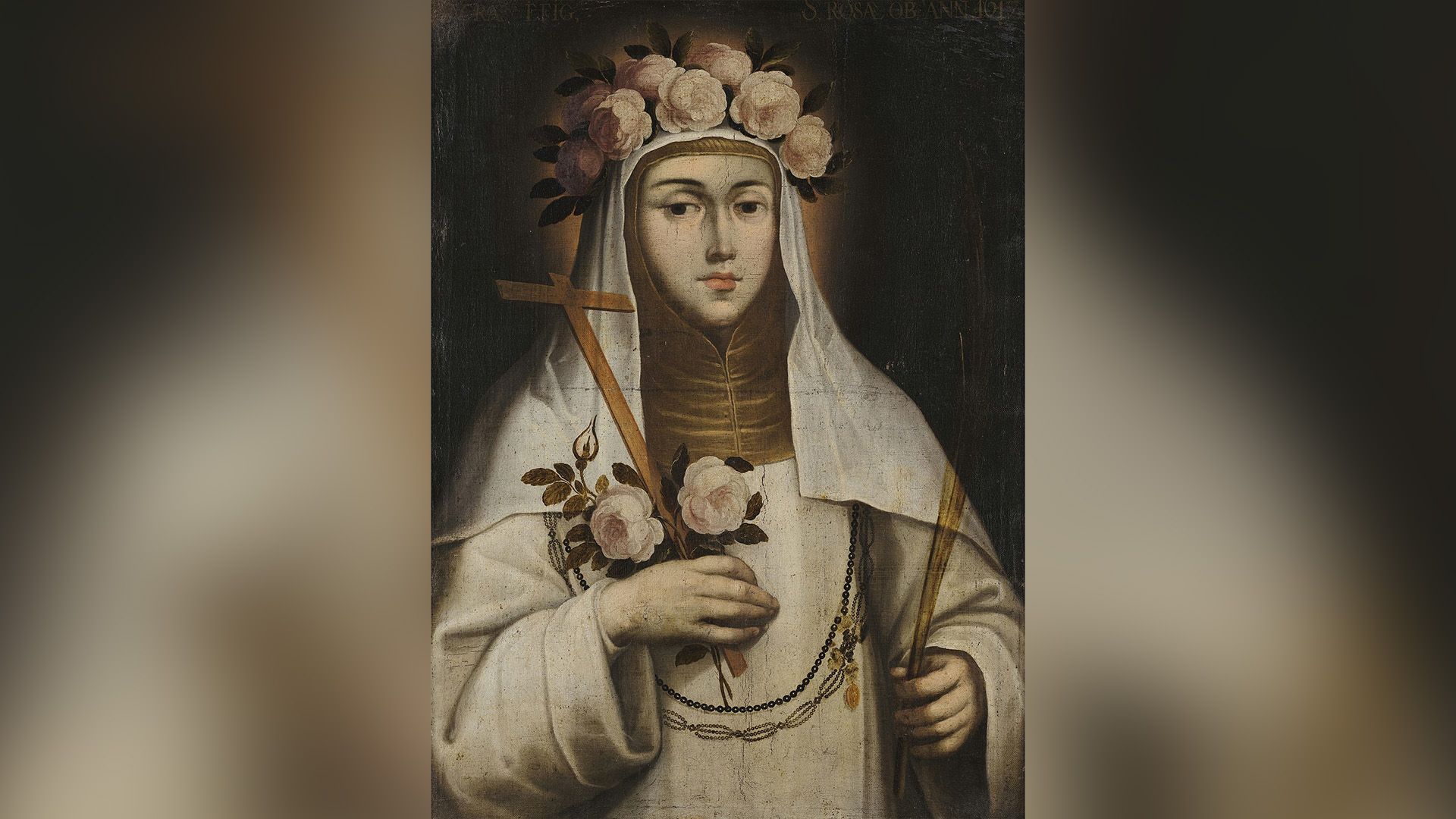 Портрет святой Розы Лимской в белом одеянии, украшенном цветами роз, и с крестом в руке