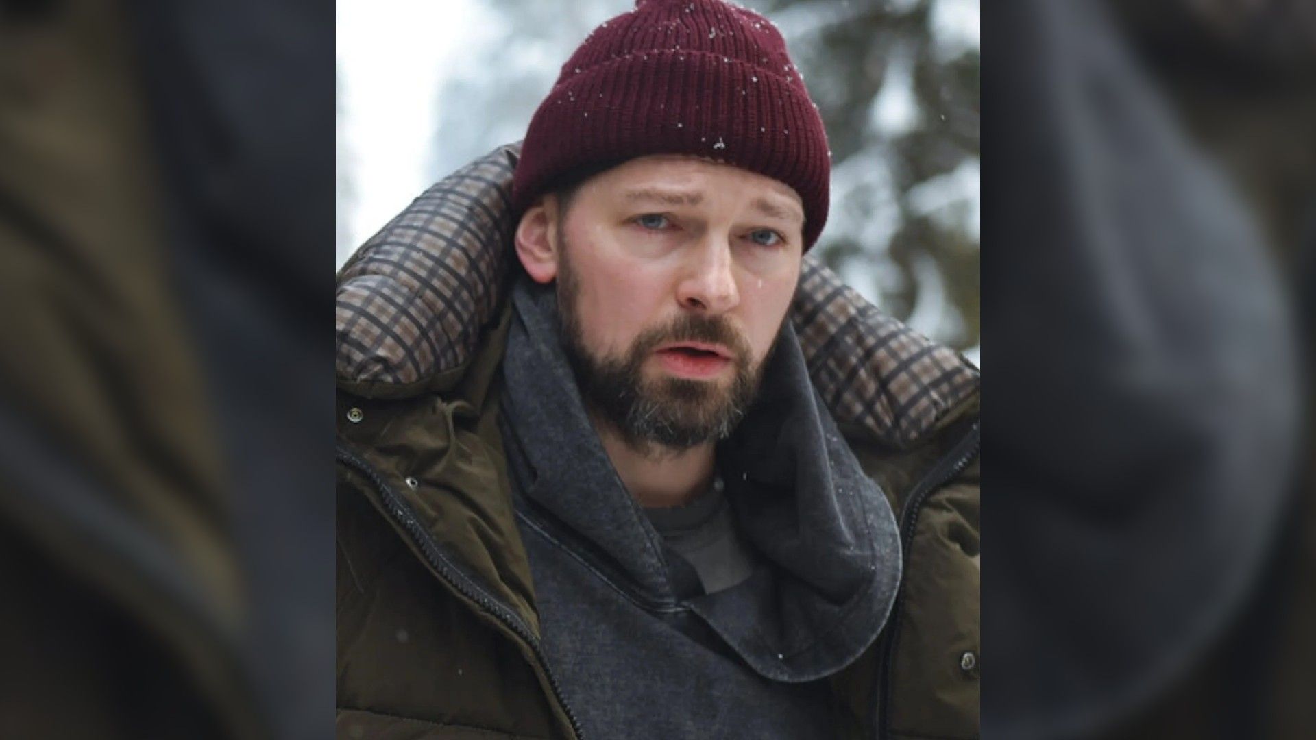 Даниил Страхов в зимней одежде с удивлённым выражением лица