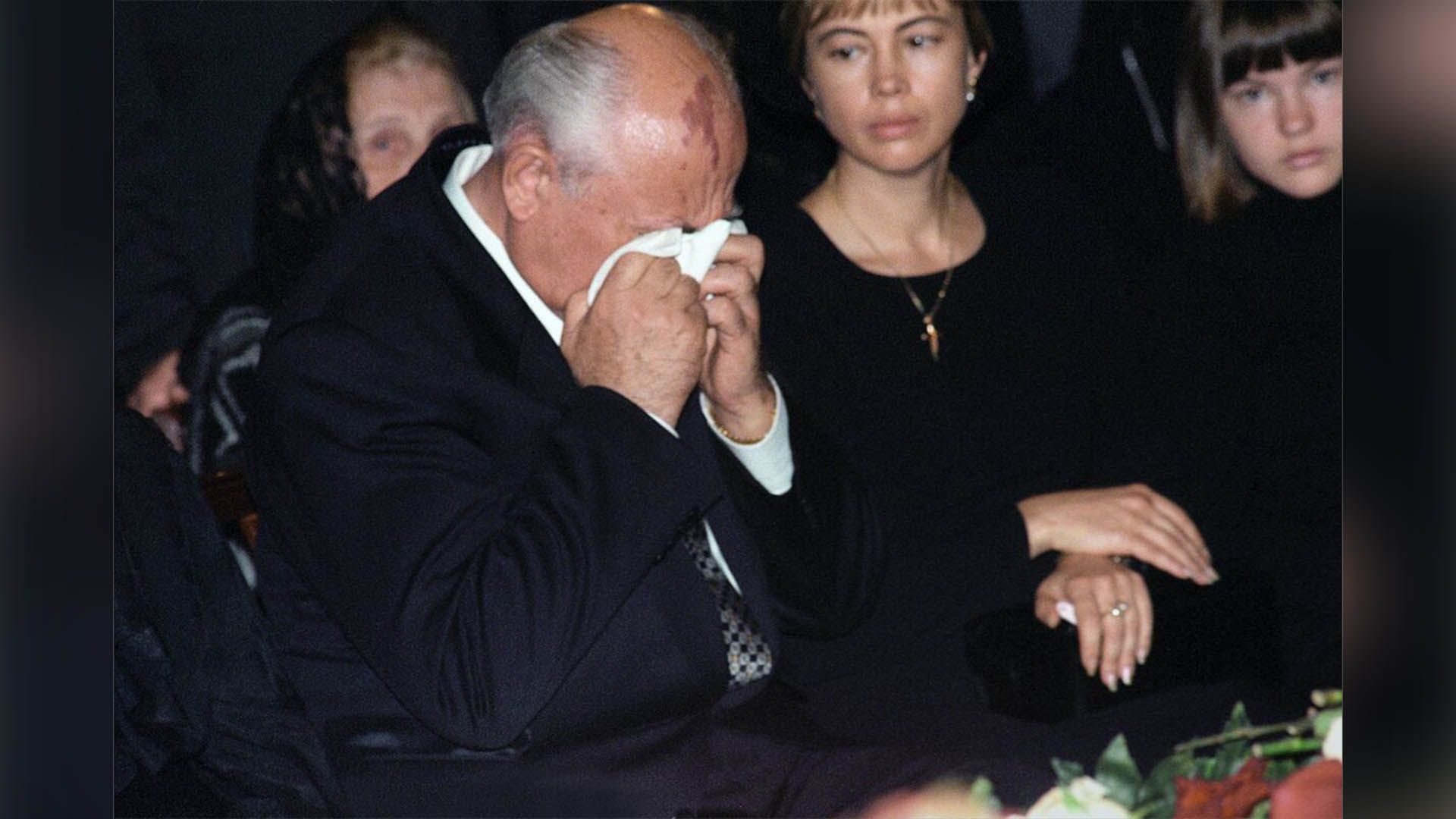 Михаил Горбачёв плачет в белый платок на похоронах жены Раисы