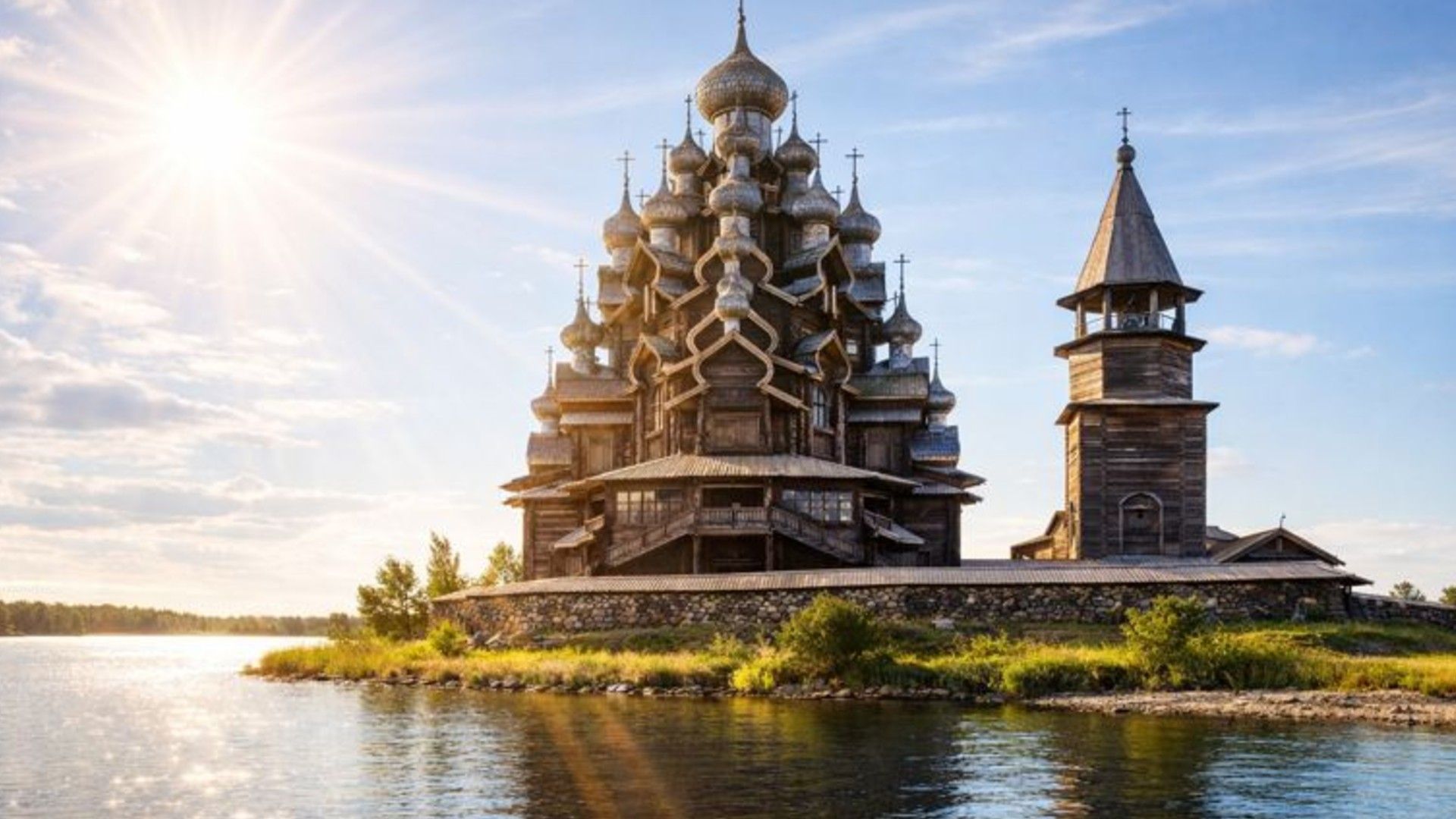 Деревянная церковь в Кижах на закате