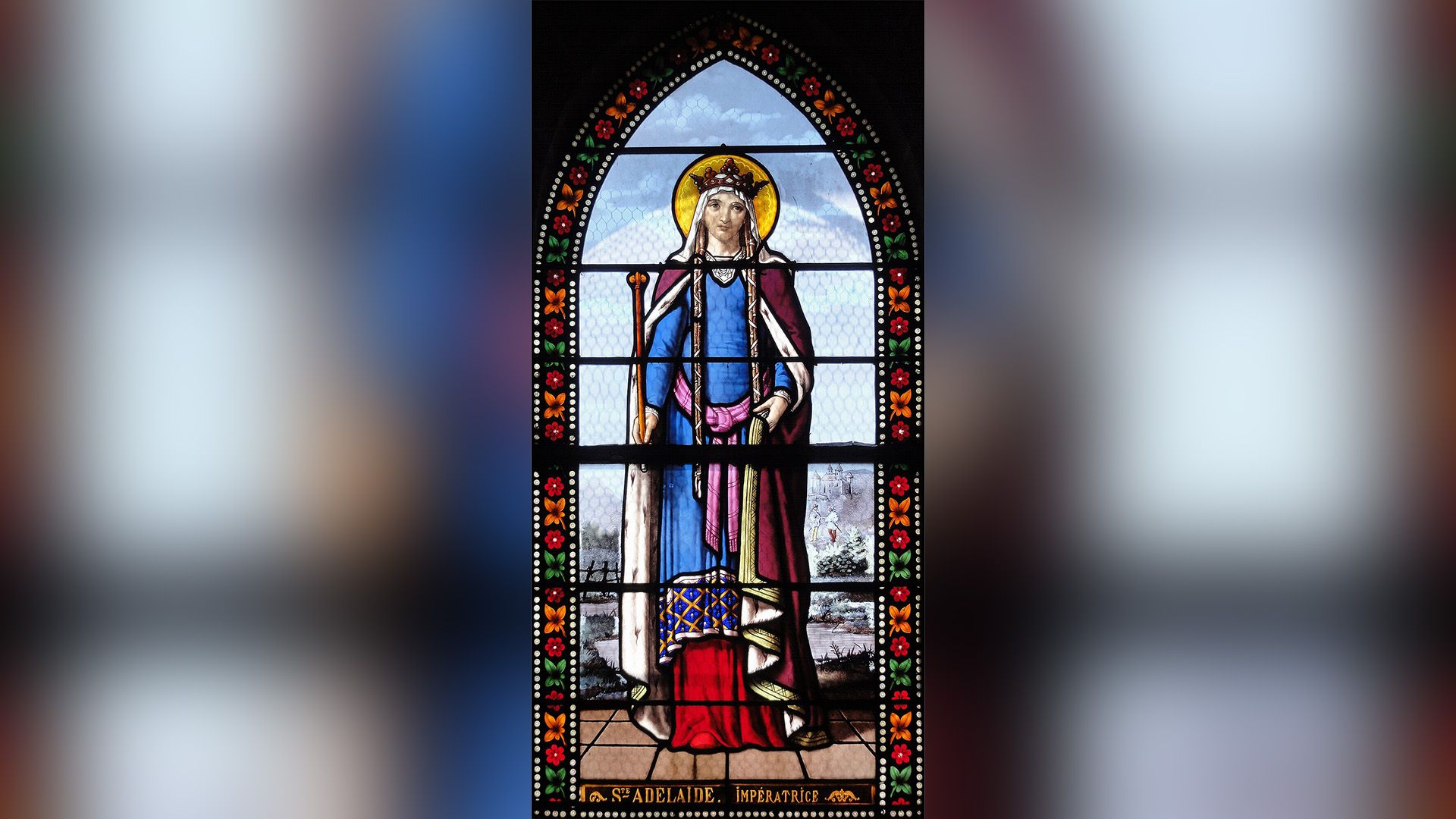 Высокое витражное окно с изображением Аделаиды Бургундской