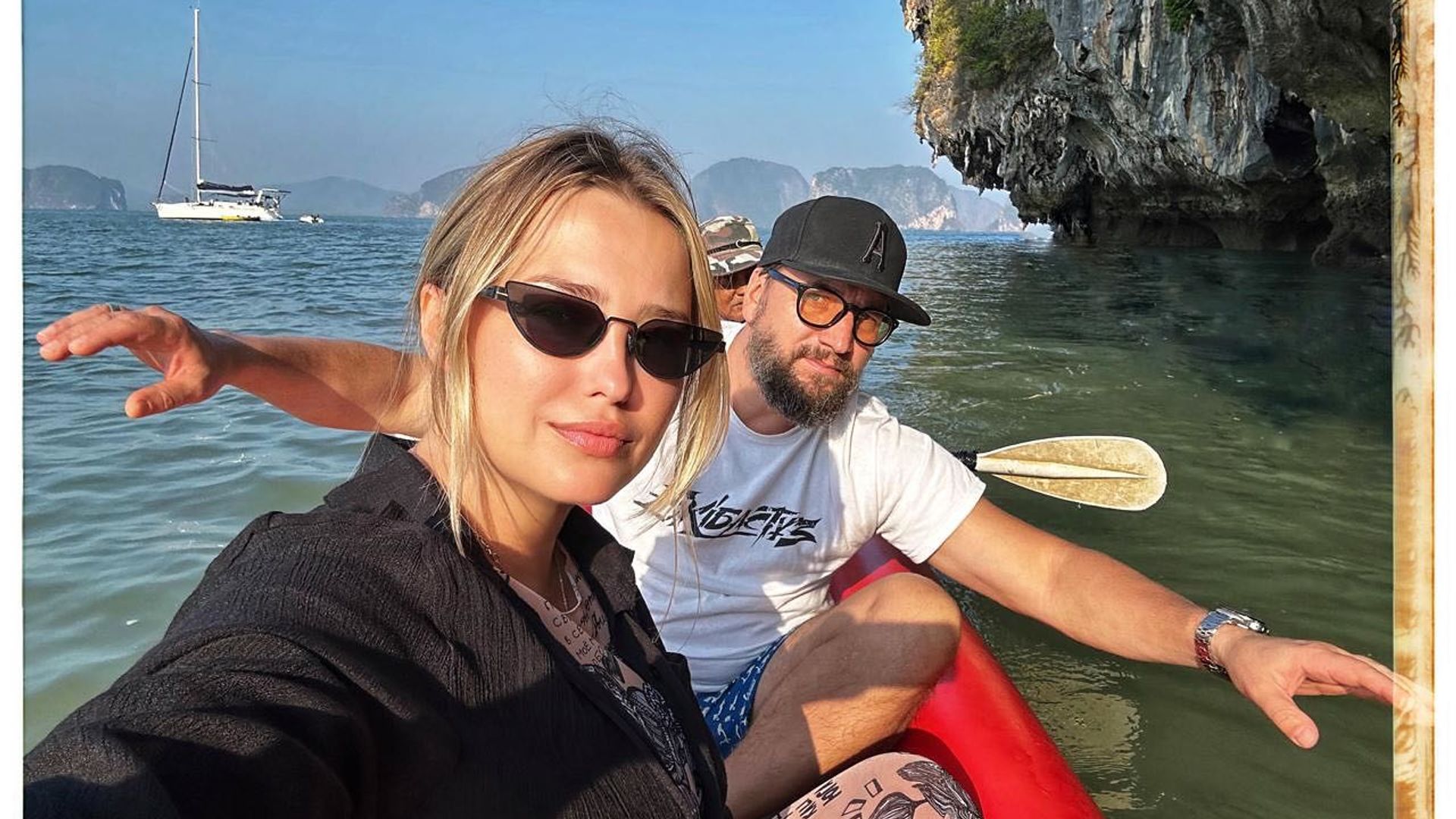 Аглая Шиловская и Александр Устюгов плывут в лодке на фоне моря