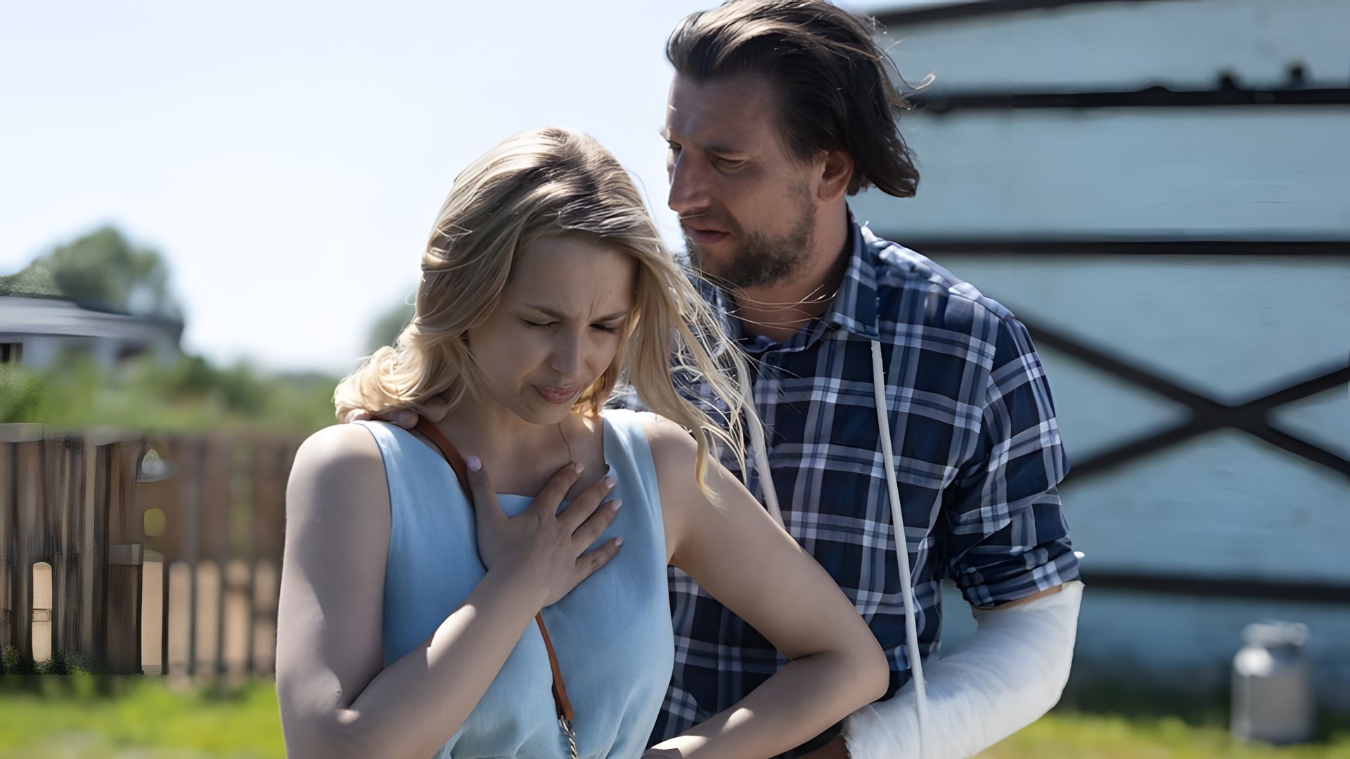 Аглая Шиловская и Александр Устюгов в деревенской одежде на фоне природы