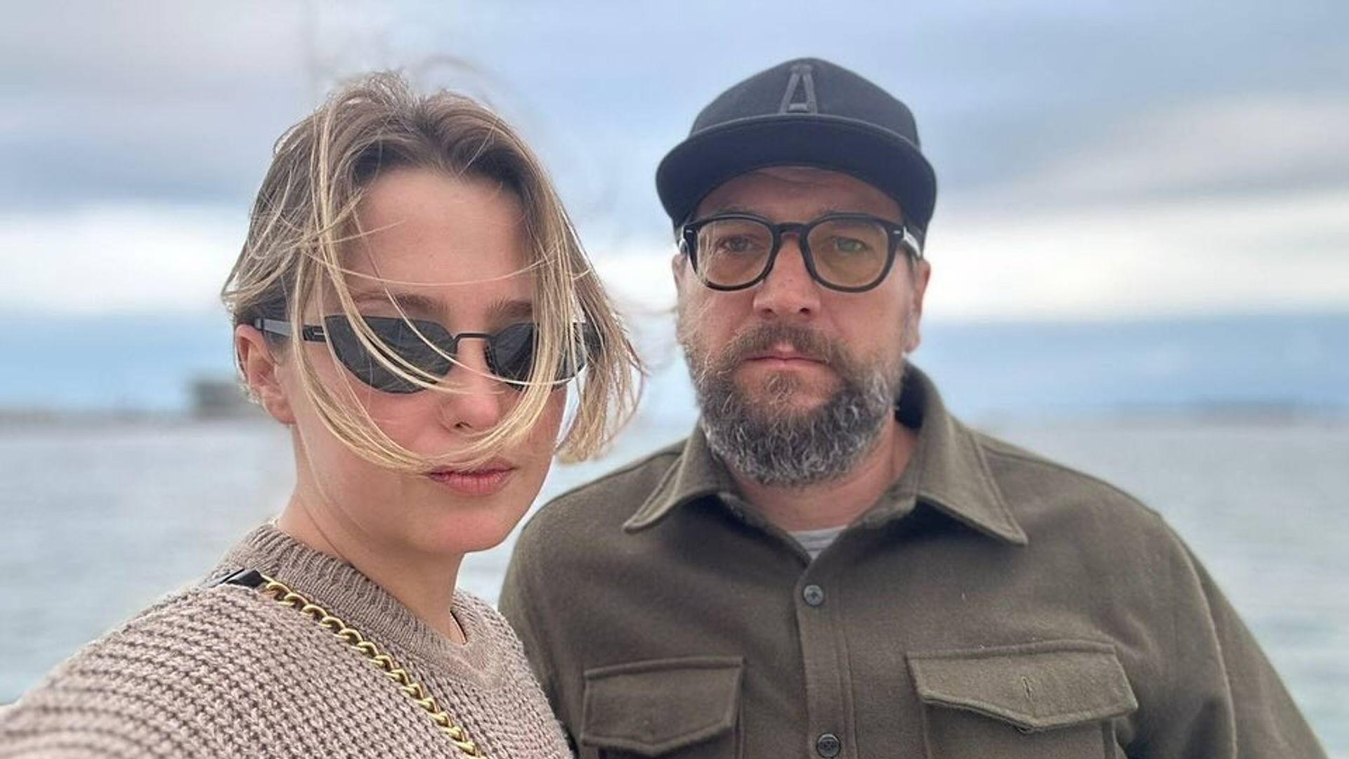 Аглая Шиловская и Александр Устюгов делают селфи на набережной