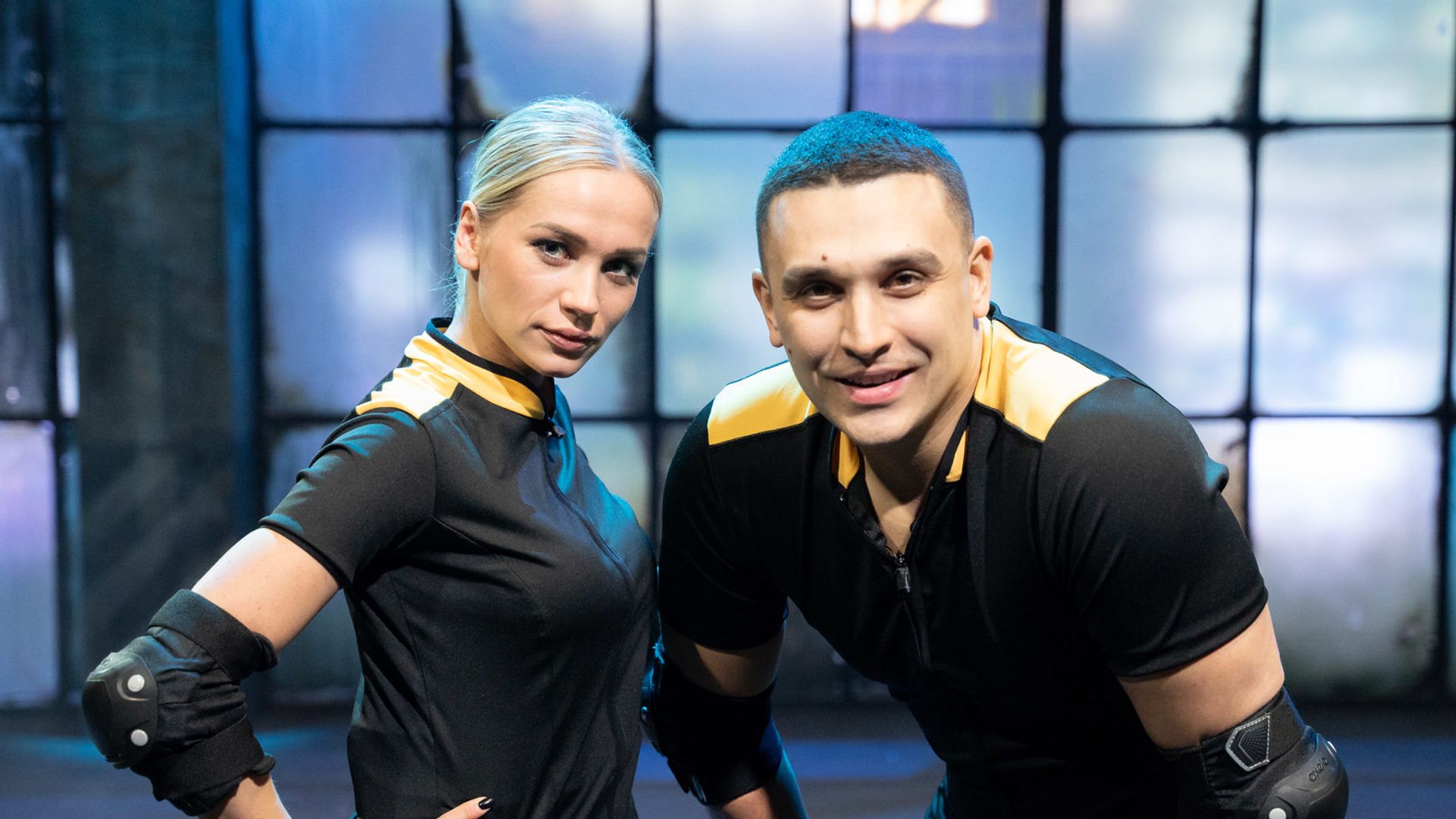 Валерия Астапова и Кирилл Астапов позируют в спортивной одежде в телестудии