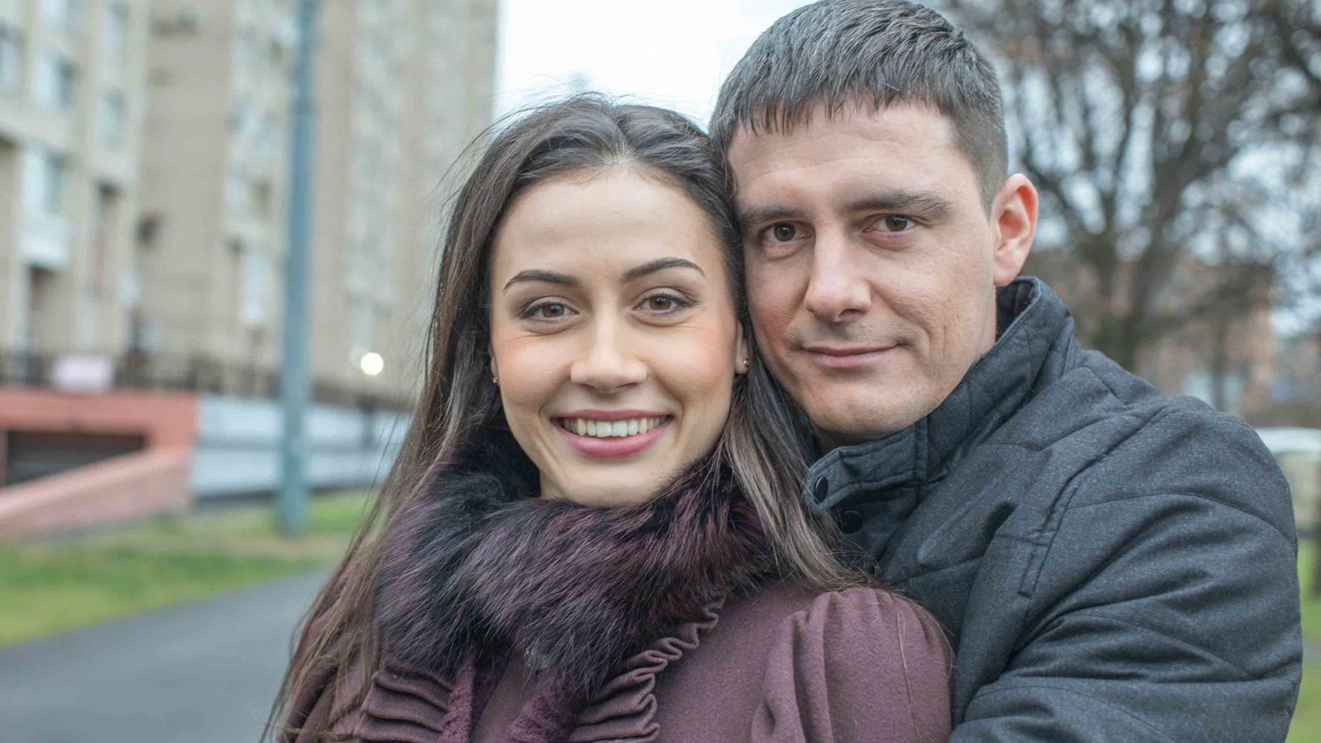 Актёр Дмитрий Паламарчук обнимает женщину