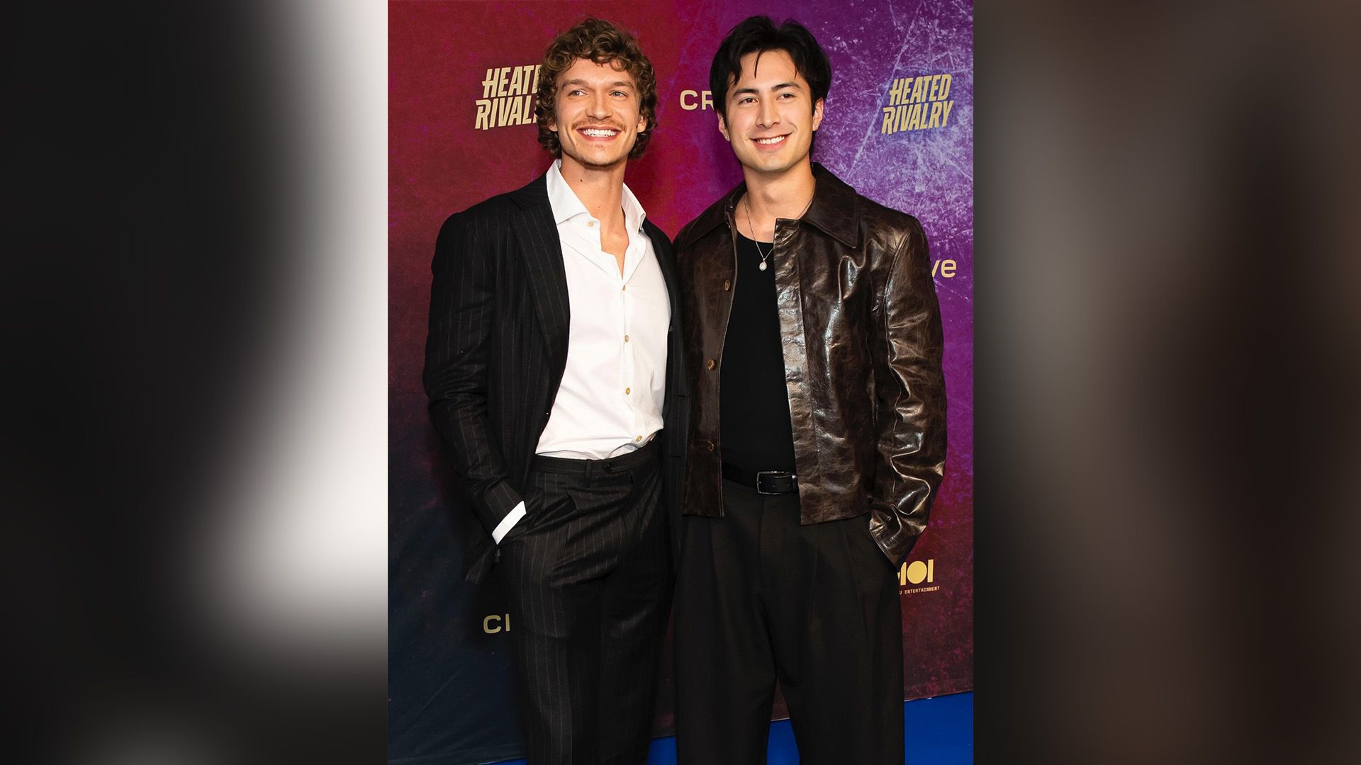 Коннор Сторри в полосатом брючном костюме и Хадсон Уильямс в кожаной куртке