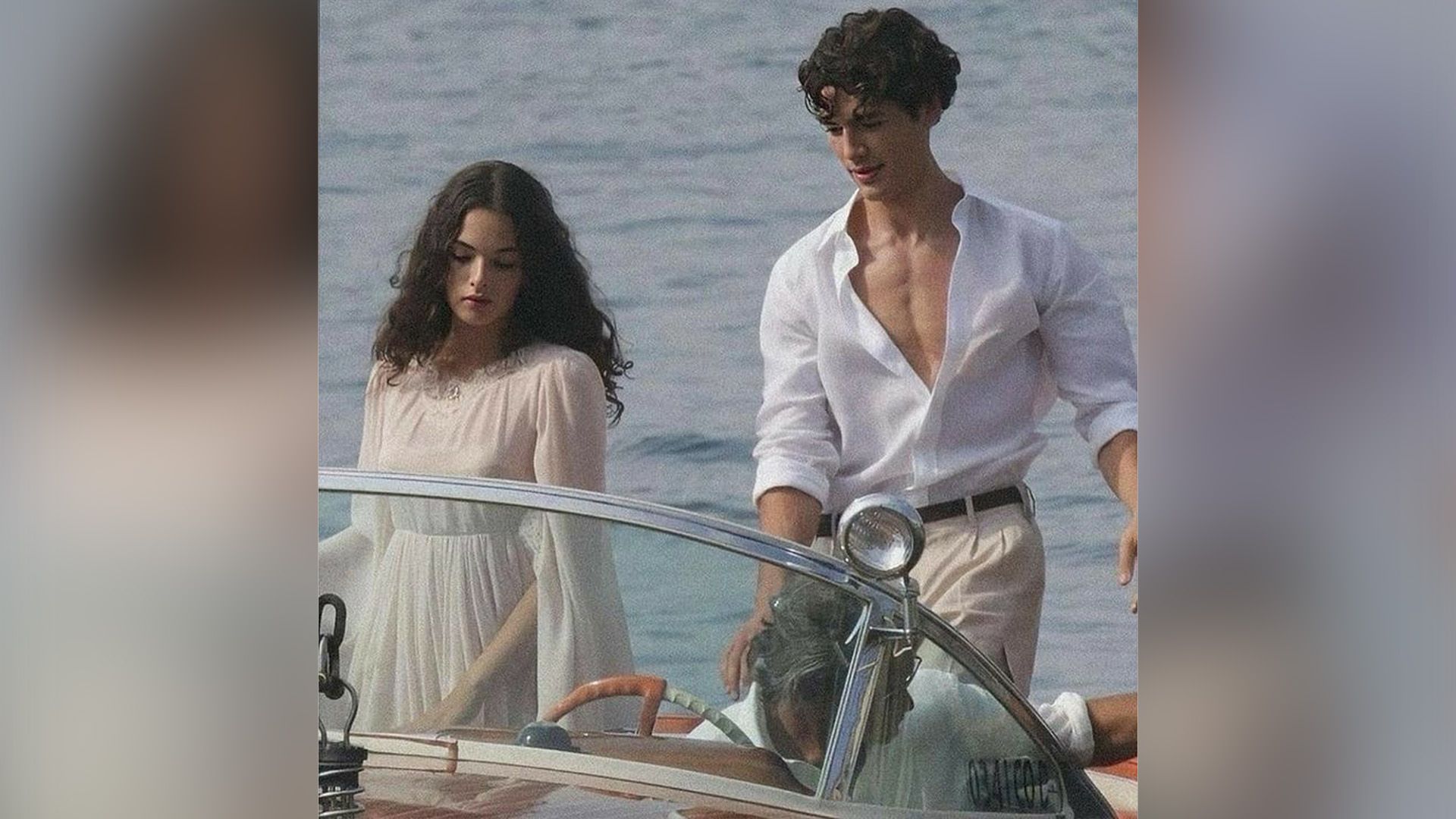 Дева Кассель в белом платье и Лука Саландра в белой расстегнутой рубашке