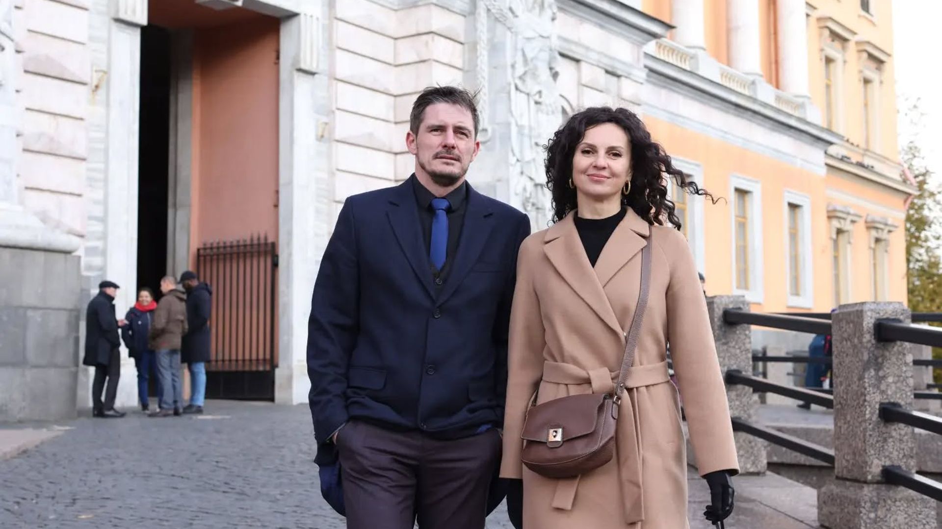 Дмитрий Паламарчук и Ирина Анциферова позируют на фоне города