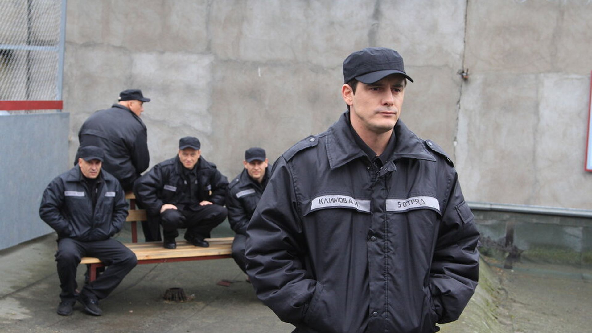 Дмитрий Паламарчук в форме заключённого в тюремном дворе