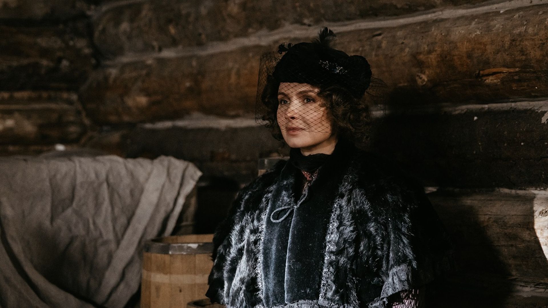 Елена Радевич в аристократическом наряде эпохи XIX века стоит в сарае