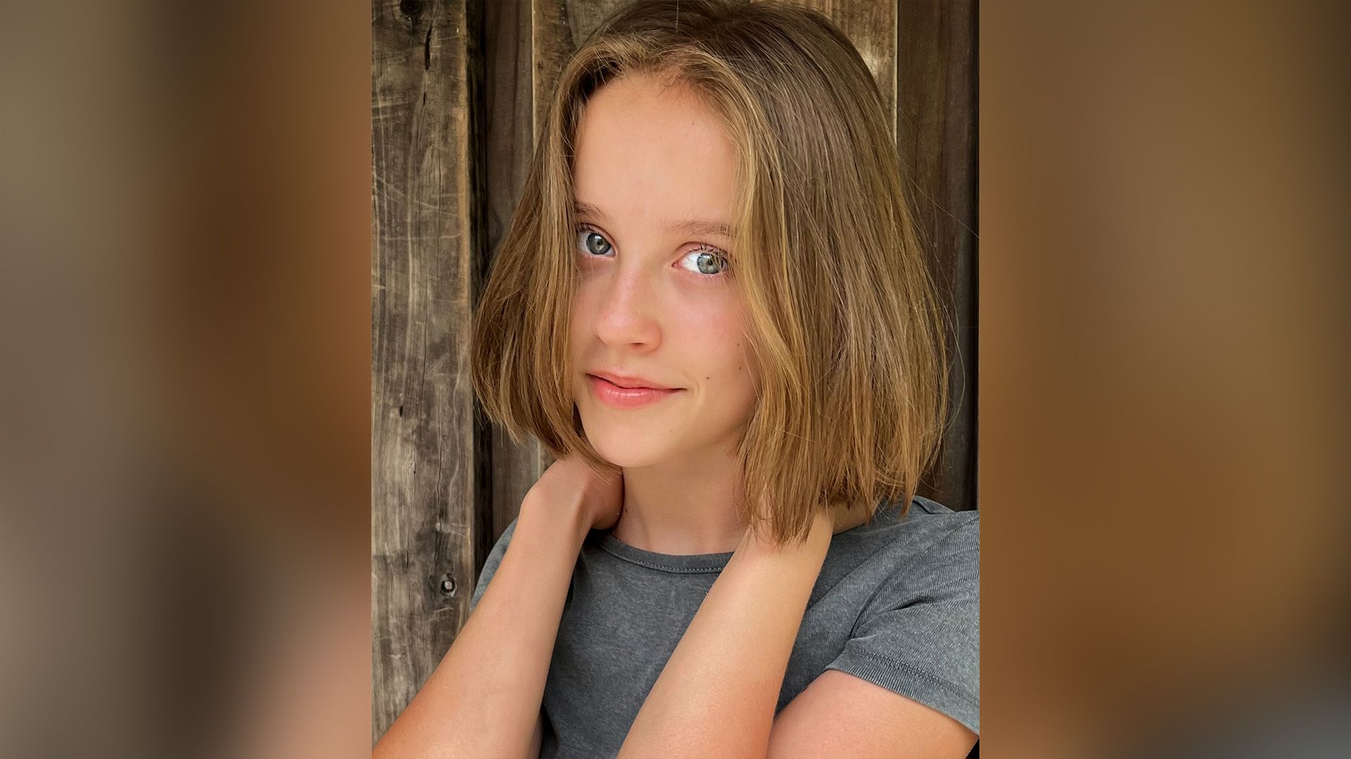 Актриса Виталия Корниенко со стрижкой каре и в серой футболке