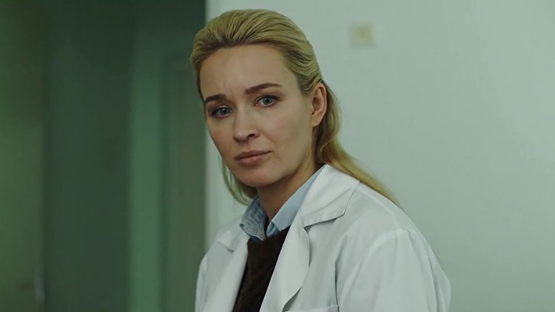 Анастасия Панина в медицинском халате