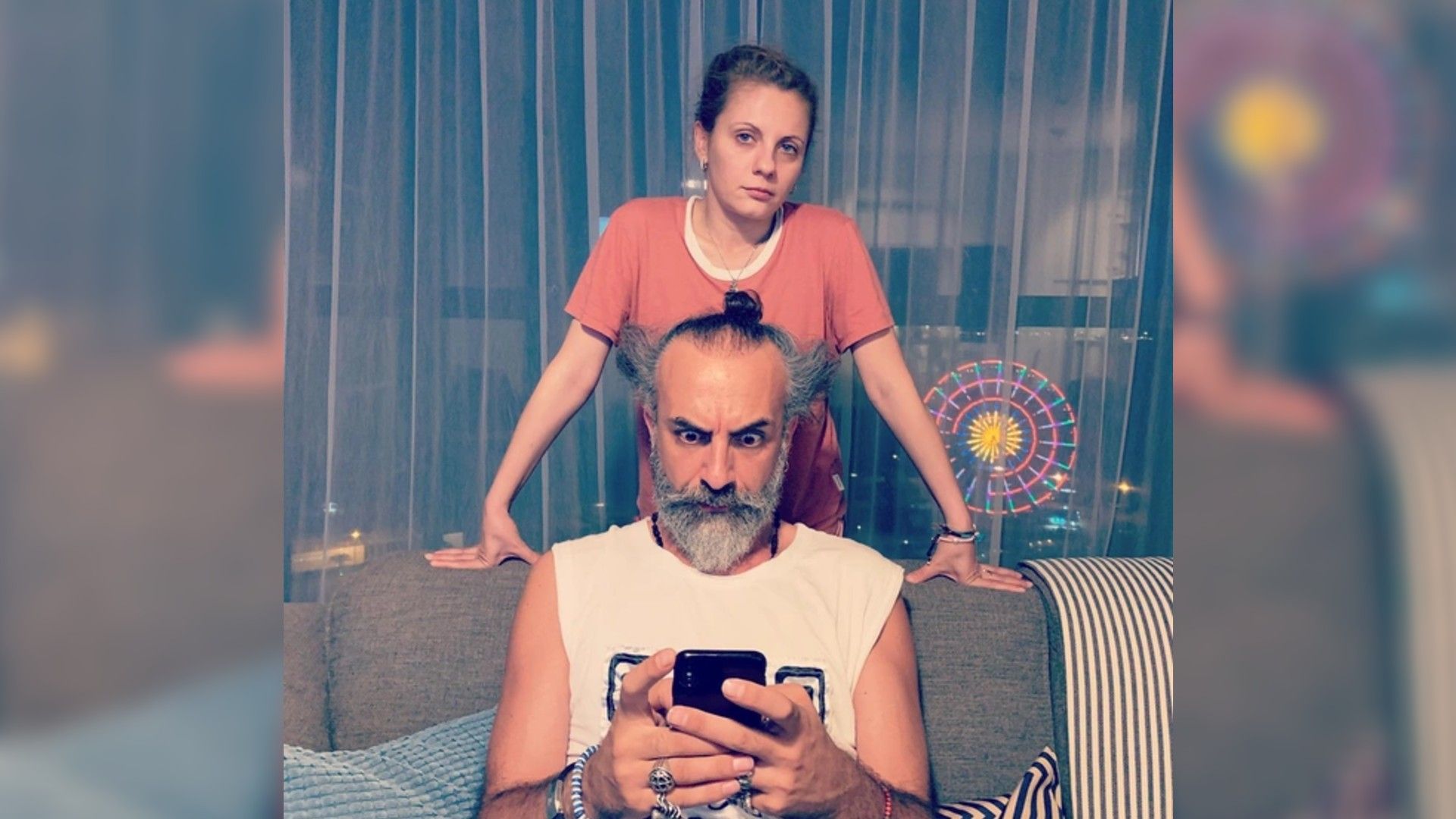 Кахабер Цискаридзе сидит на диване, Наталья Еприкян стоит за ним