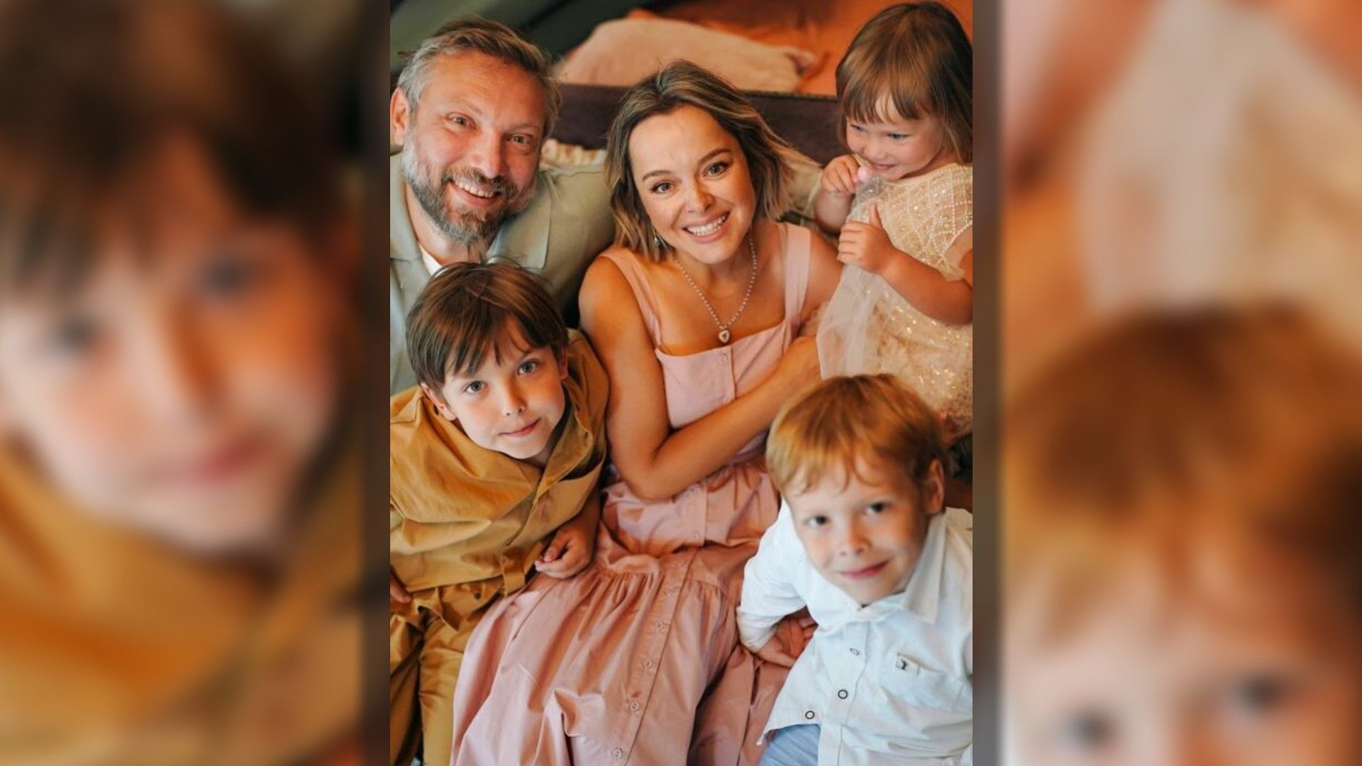 Наталья Медведева и Александр Коптель с детьми делают селфи