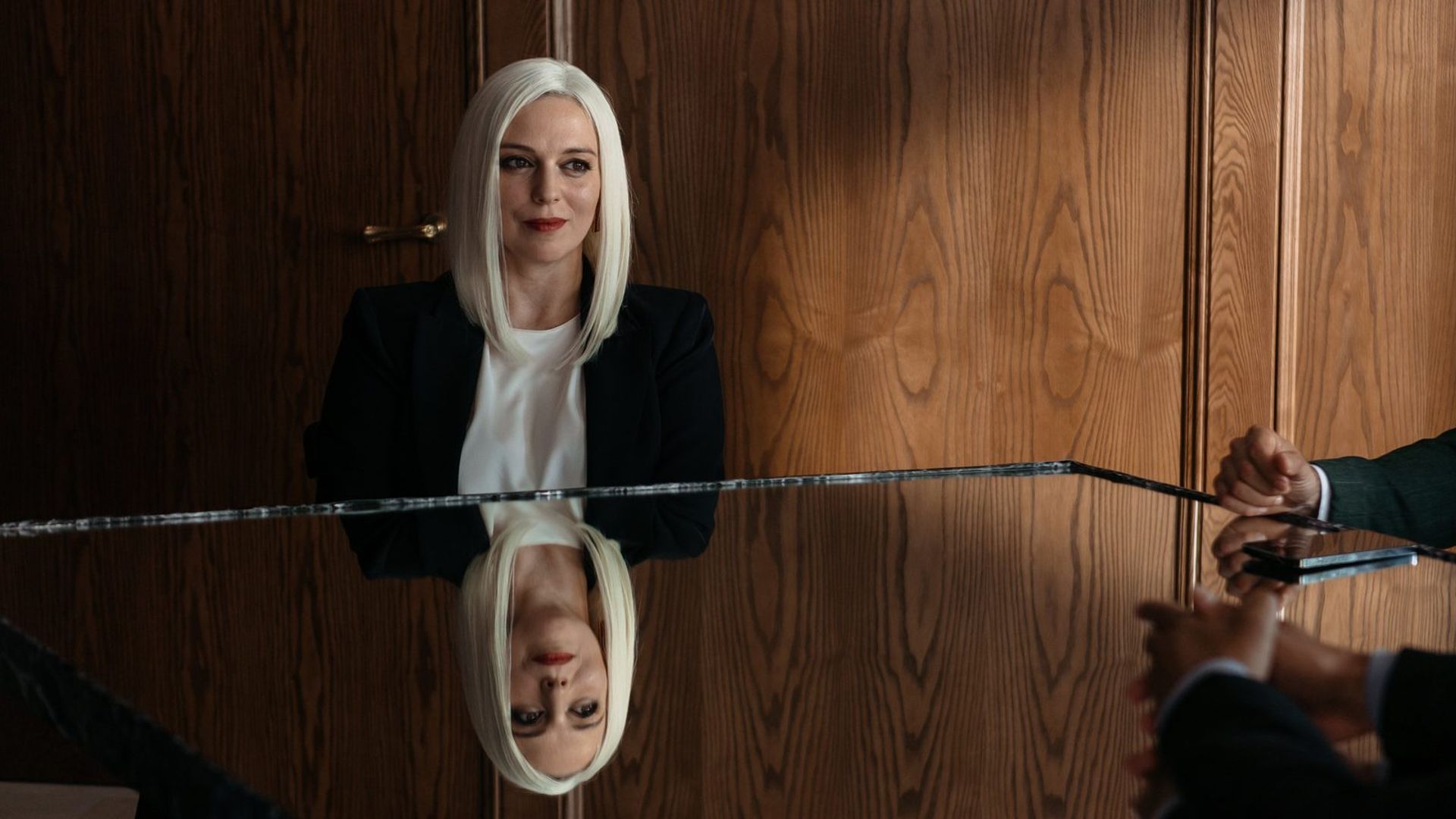 Нелли Уварова с длинными платиновыми волосами сидит за столом