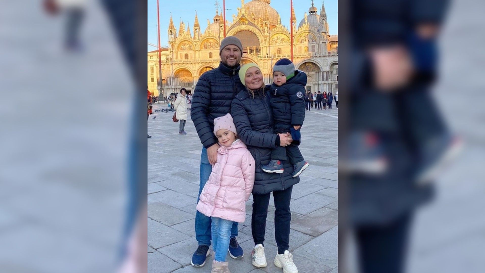 Татьяна Морозова и Павел Титоров с детьми позируют в полный рост