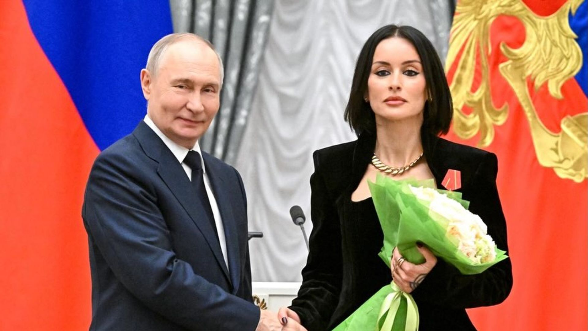 Тина Канделаки и Владимир Путин стоят перед камерами