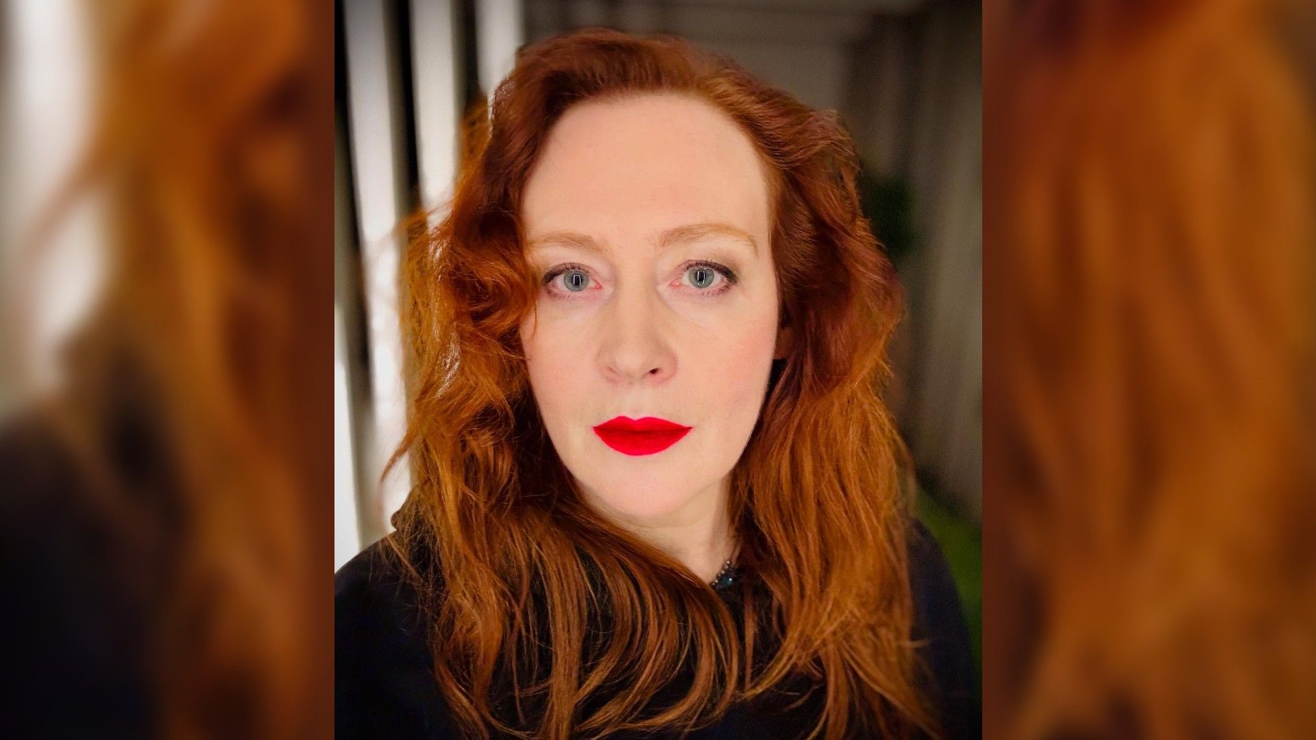 Юлия Ауг делает селфи, ярко-рыжие волосы и красная губная помада